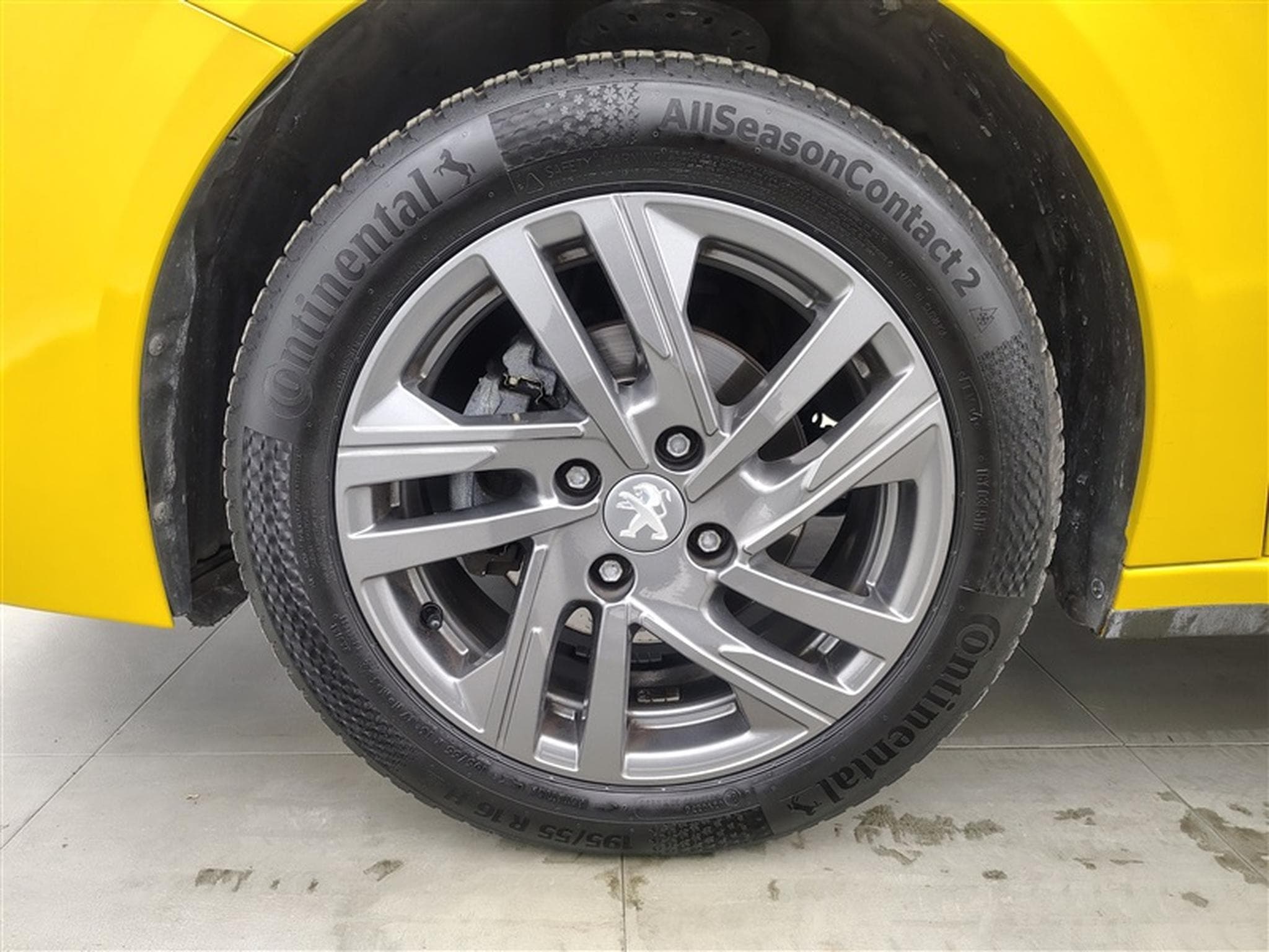 Peugeot 208 1.2i PureTech Style (EU6.4) (2022) - Photo 6