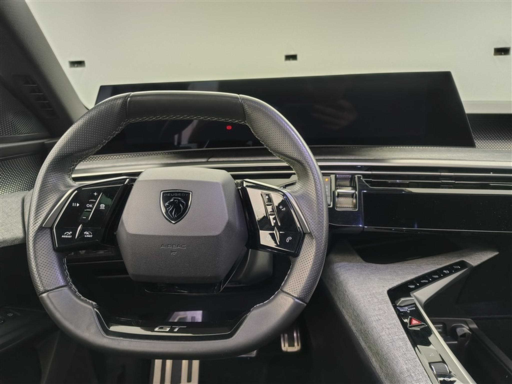 Peugeot 5008 1.2 Hybrid 136Cv E-DCS6 GT 7 PL / S-CUIR / NAVI (2025) - Photo 9