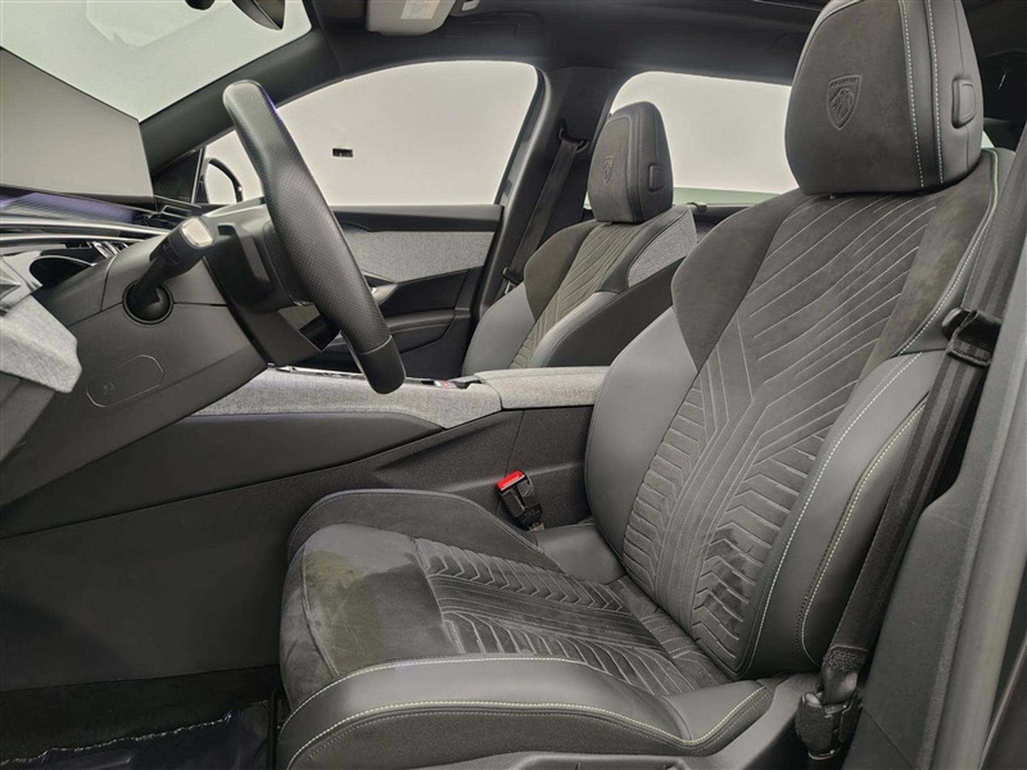 Peugeot 5008 1.2 Hybrid 136Cv E-DCS6 GT 7 PL / S-CUIR / NAVI (2025) - Photo 7