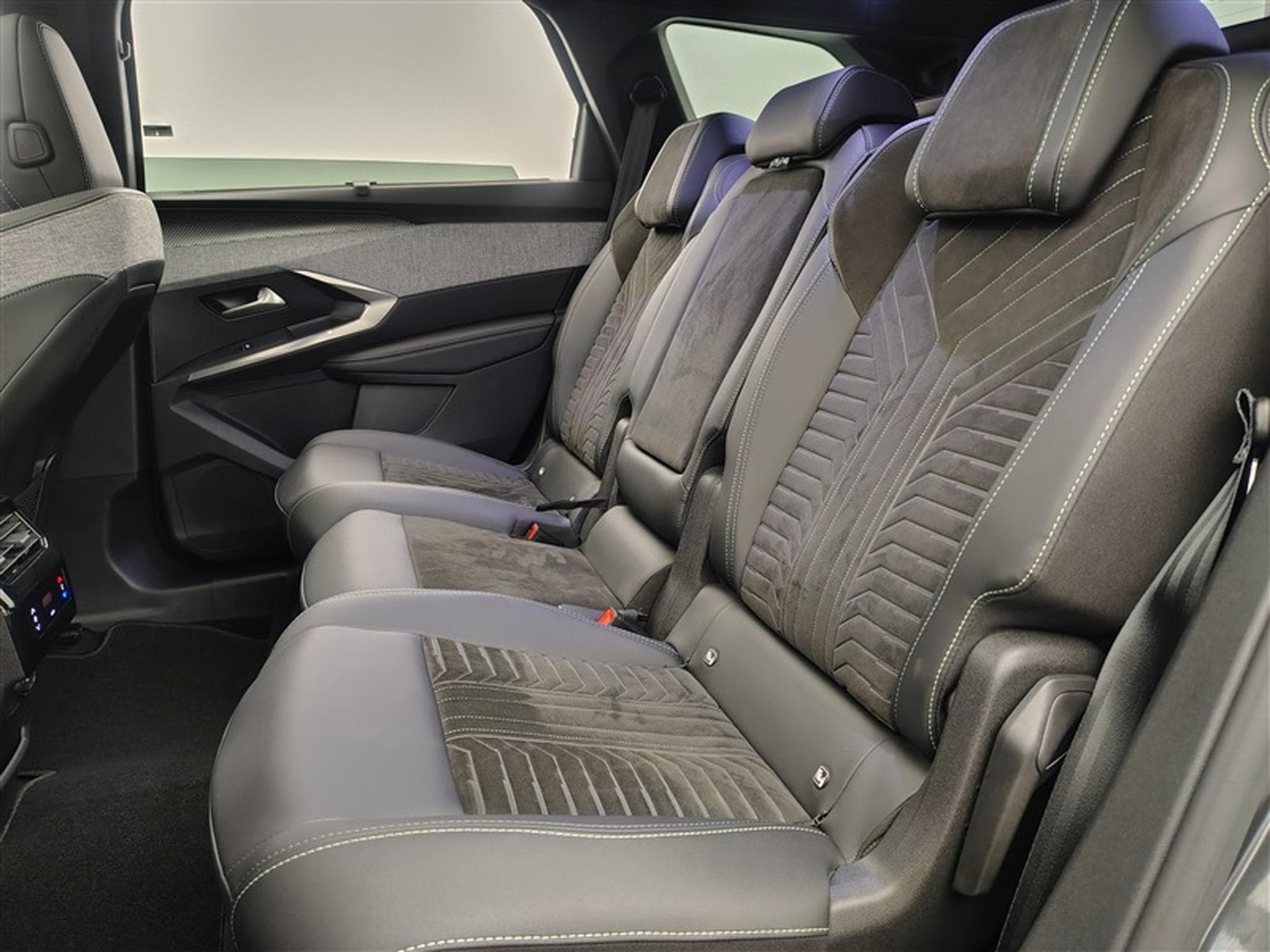 Peugeot 5008 1.2 Hybrid 136Cv E-DCS6 GT 7 PL / S-CUIR / NAVI (2025) - Photo 13