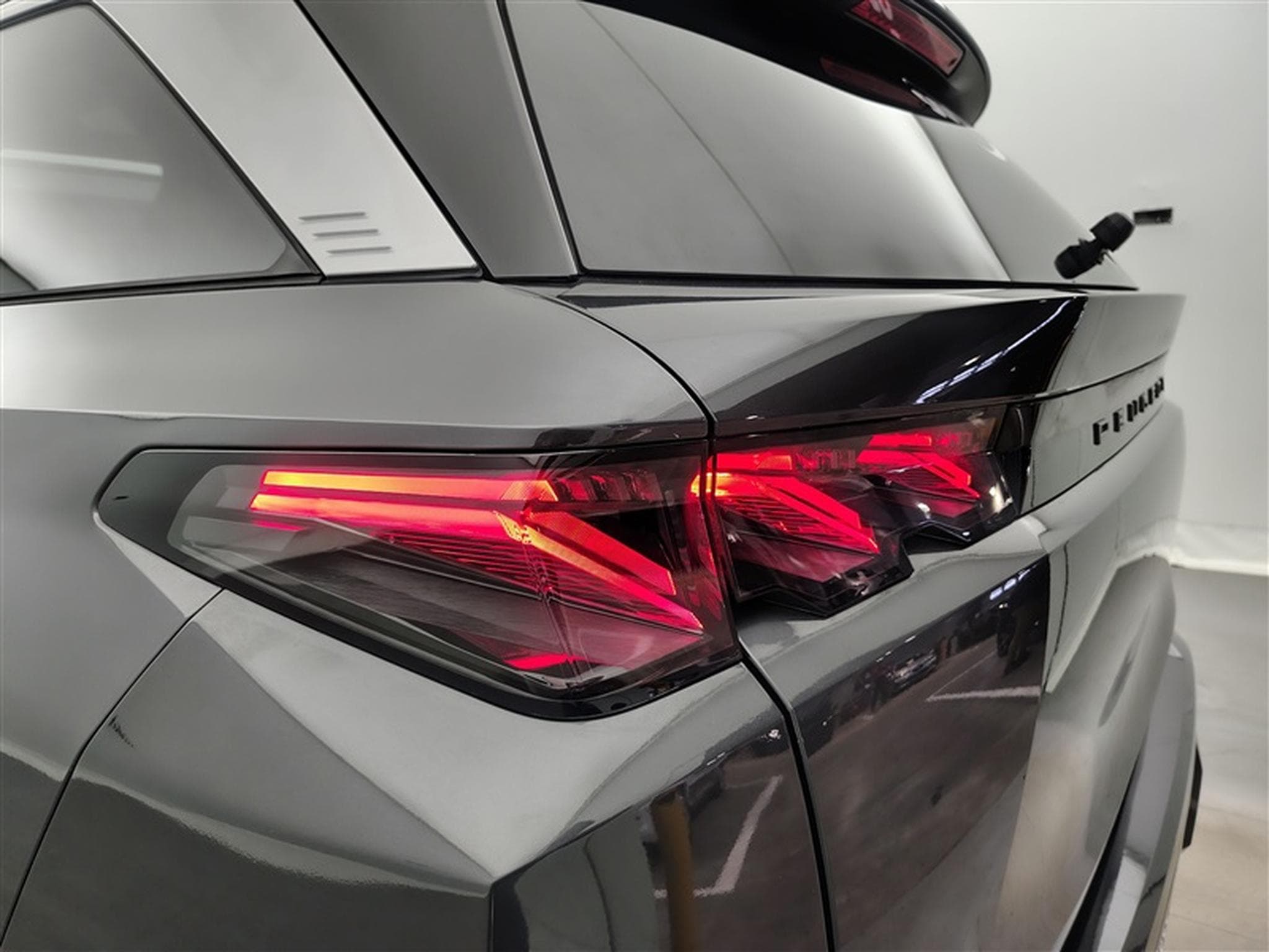 Peugeot 5008 1.2 Hybrid 136Cv E-DCS6 GT 7 PL / S-CUIR / NAVI (2025) - Photo 16