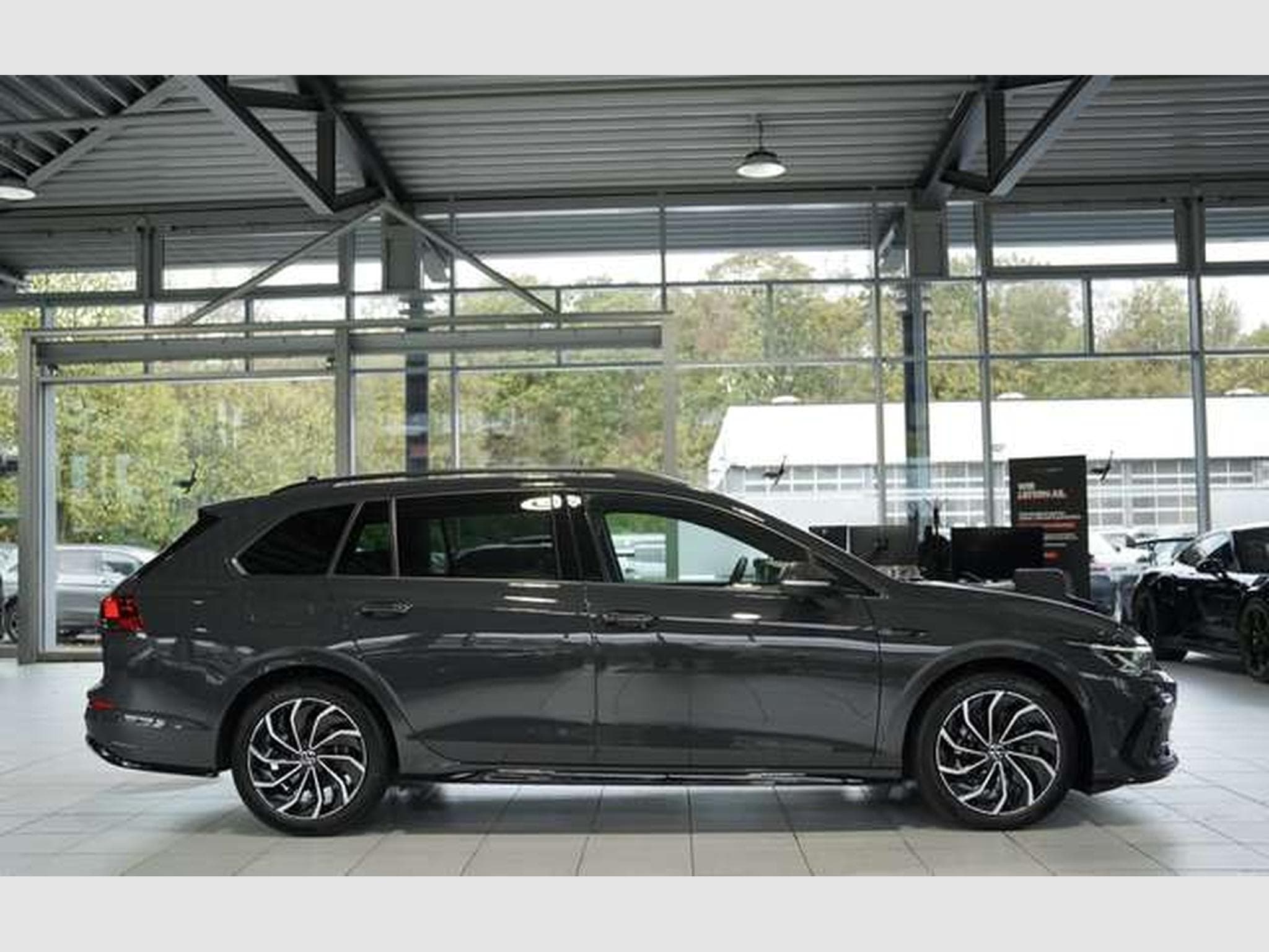 VW Golf VIII Variant R-Line 1.H *MwSt. *SHZ *Touch (2022) - Photo 6