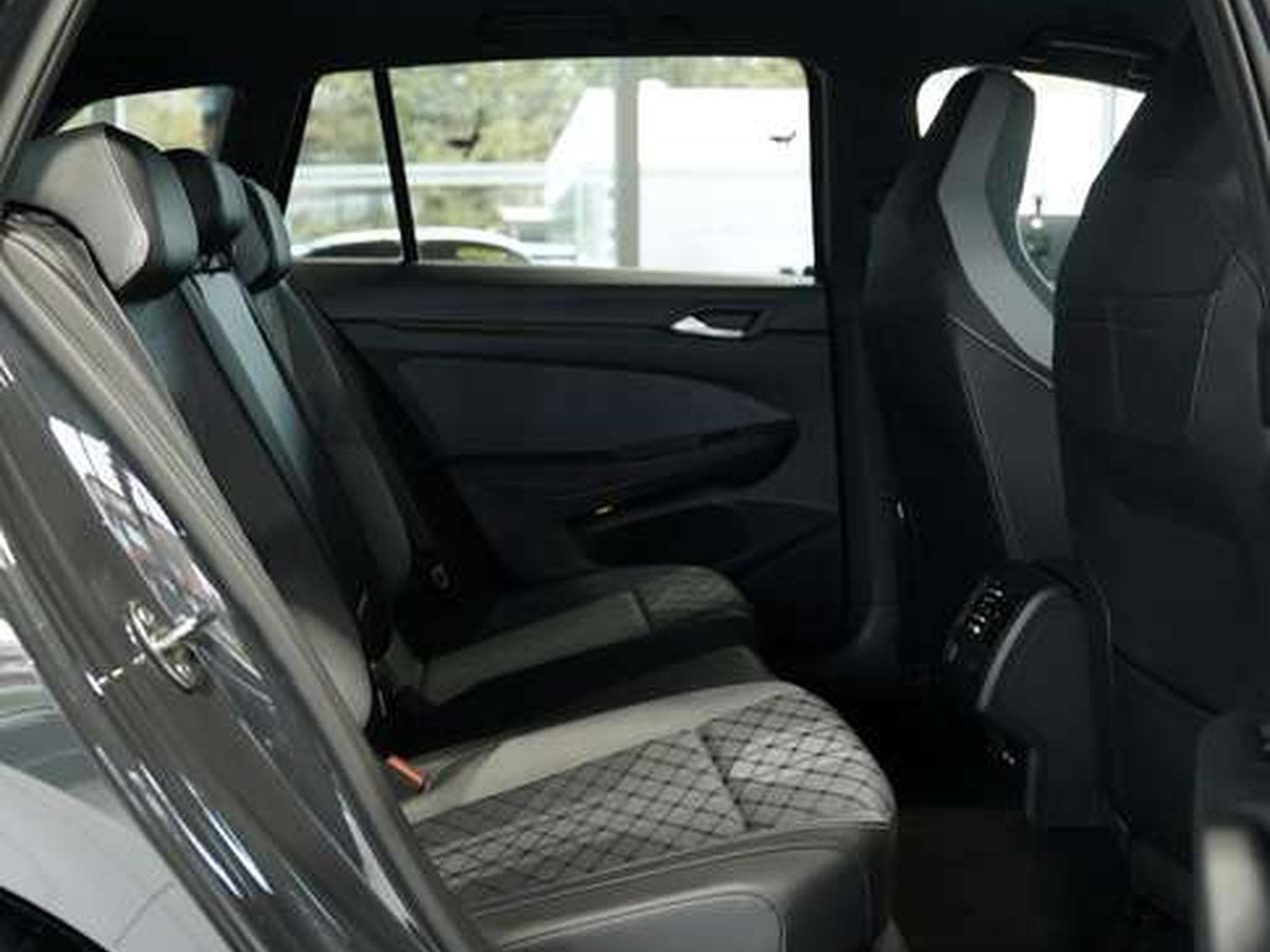 VW Golf VIII Variant R-Line 1.H *MwSt. *SHZ *Touch (2022) - Photo 18