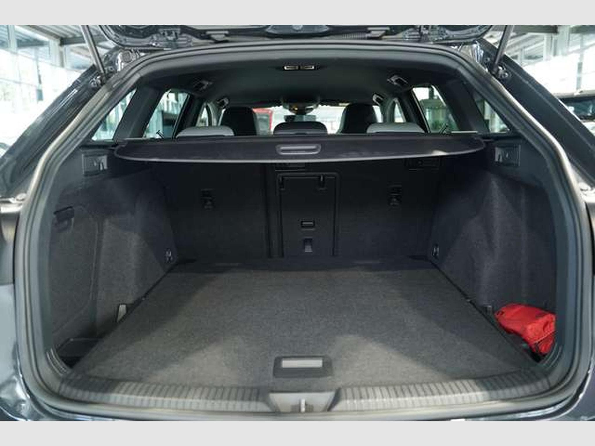 VW Golf VIII Variant R-Line 1.H *MwSt. *SHZ *Touch (2022) - Photo 37