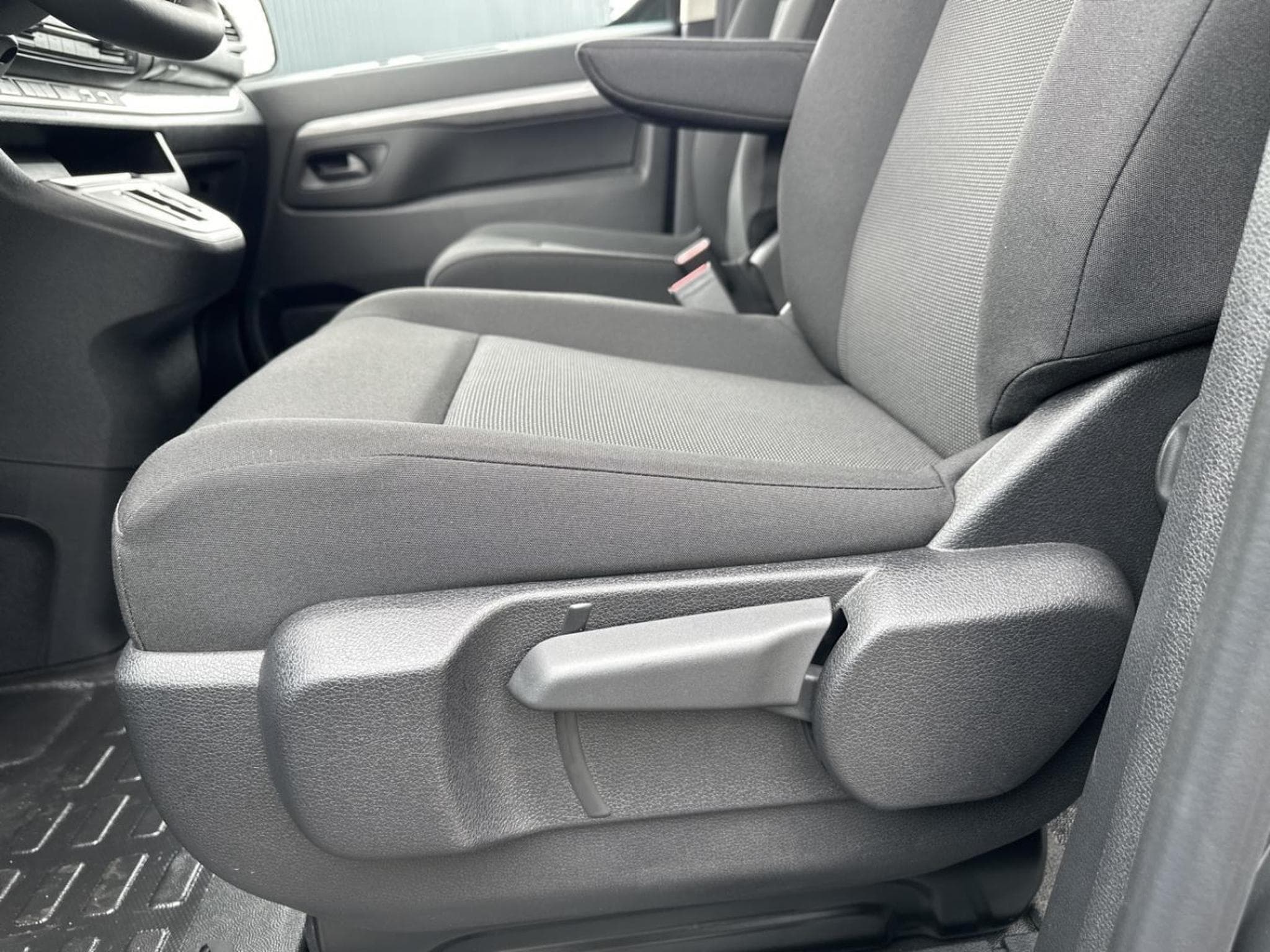 Peugeot Expert XL 2.2 Diesel 180ch Cabine Approfondie Fixe automatique (2026) - Photo 27