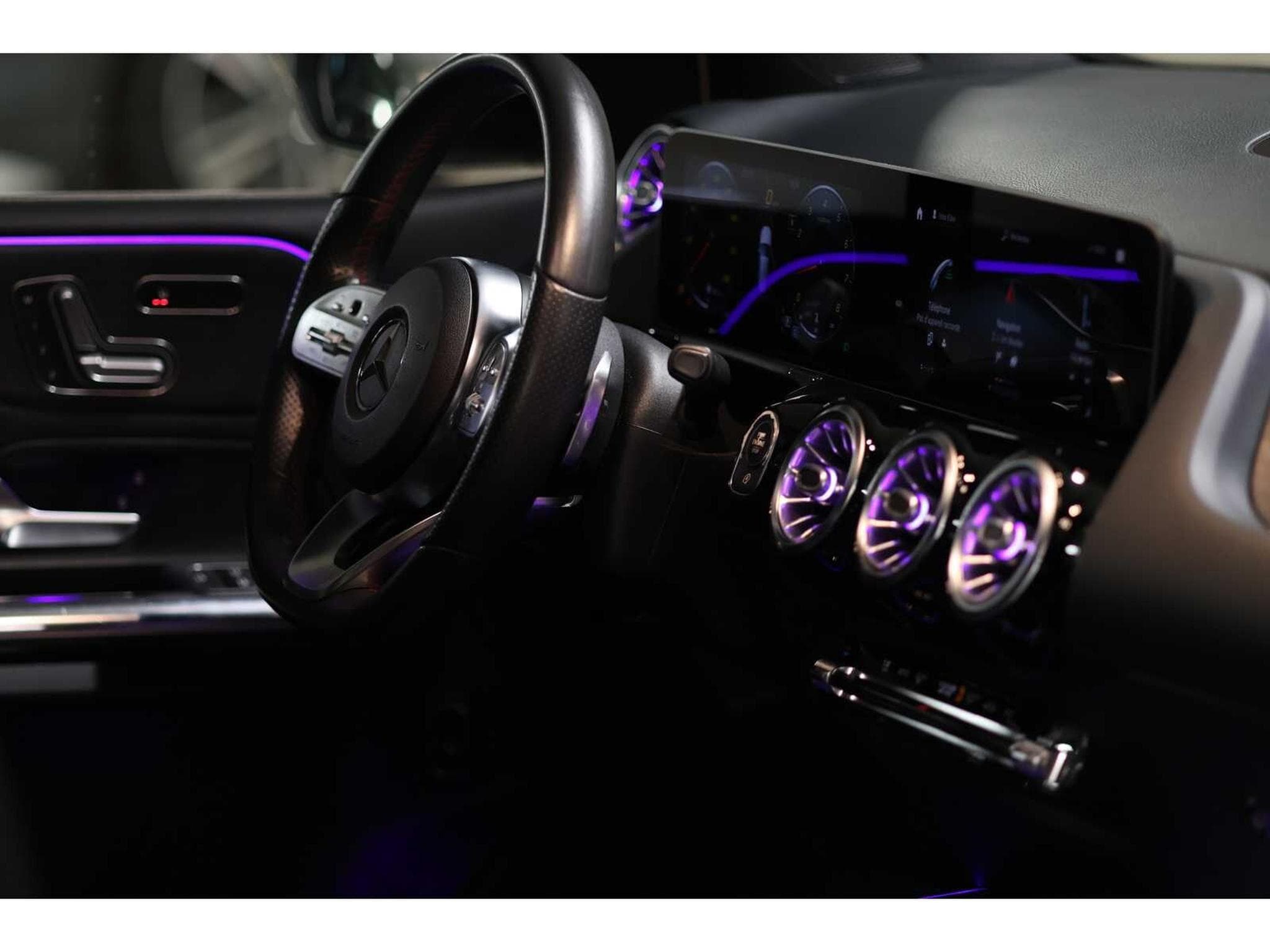 Mercedes B 200 AMG Line (2019) - Photo 33