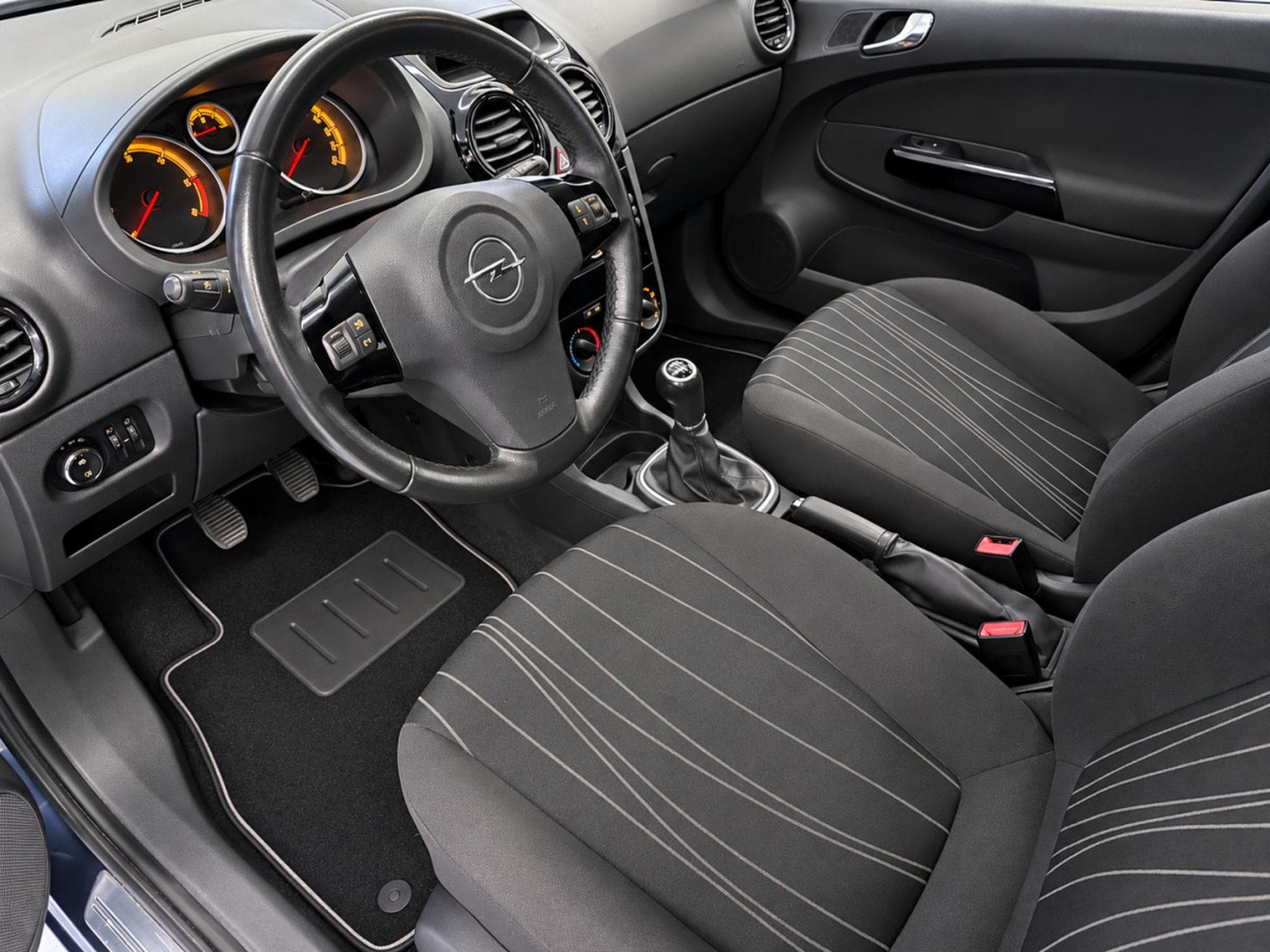Opel Corsa 1.3 CDTI 95 Edition 111 (2010) - Photo 4