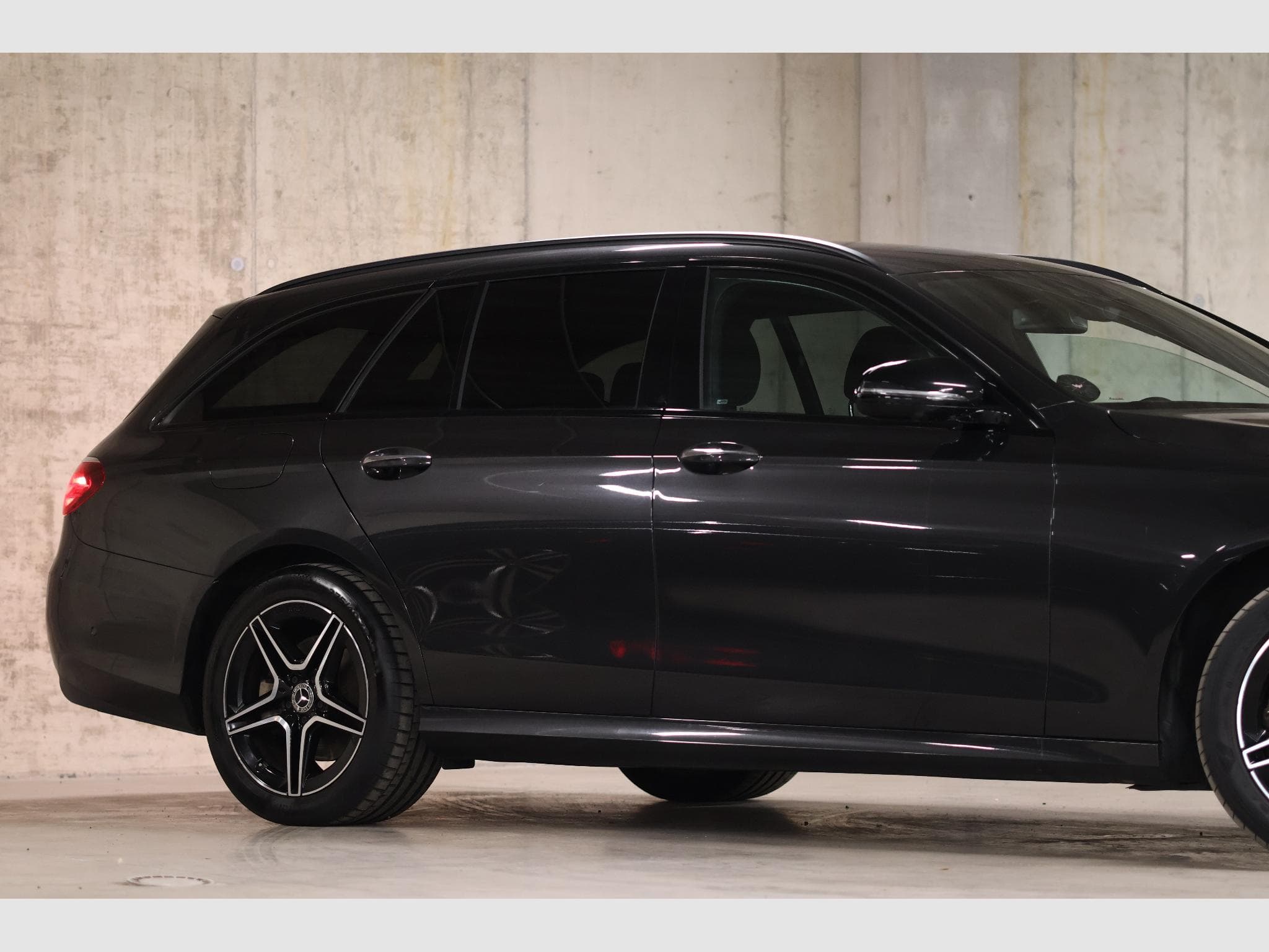 Mercedes E 300 E 300e T 9G-TRONIC AMG Line (2022) - Foto 13