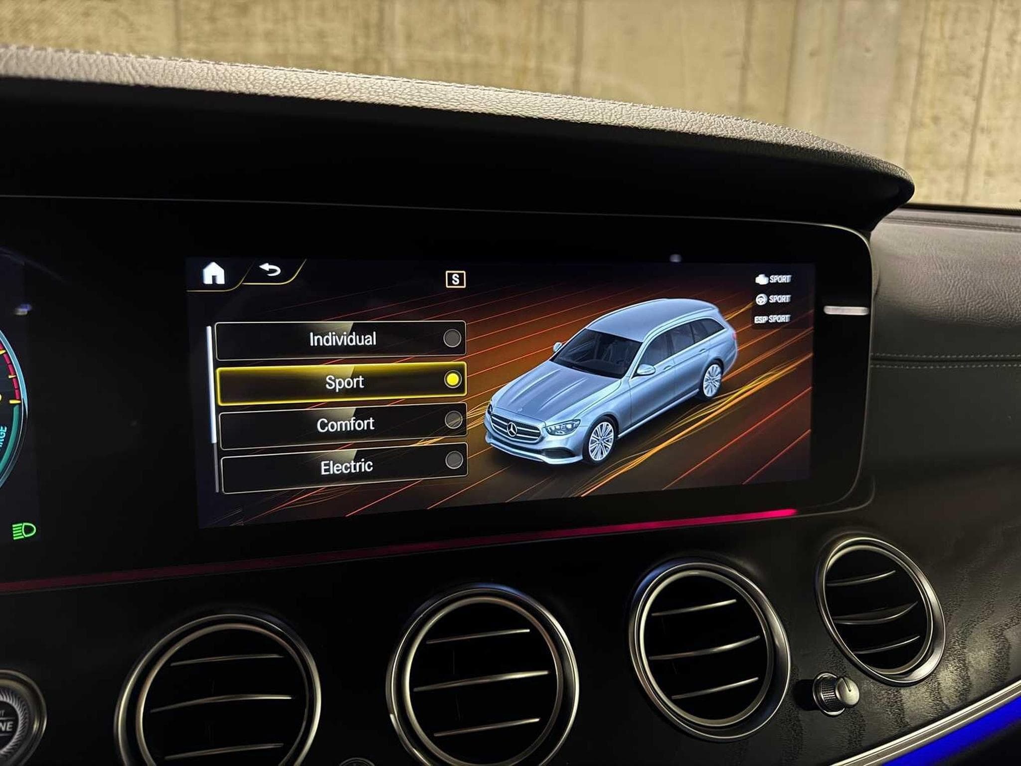 Mercedes E 300 E 300e T 9G-TRONIC AMG Line (2022) - Foto 41