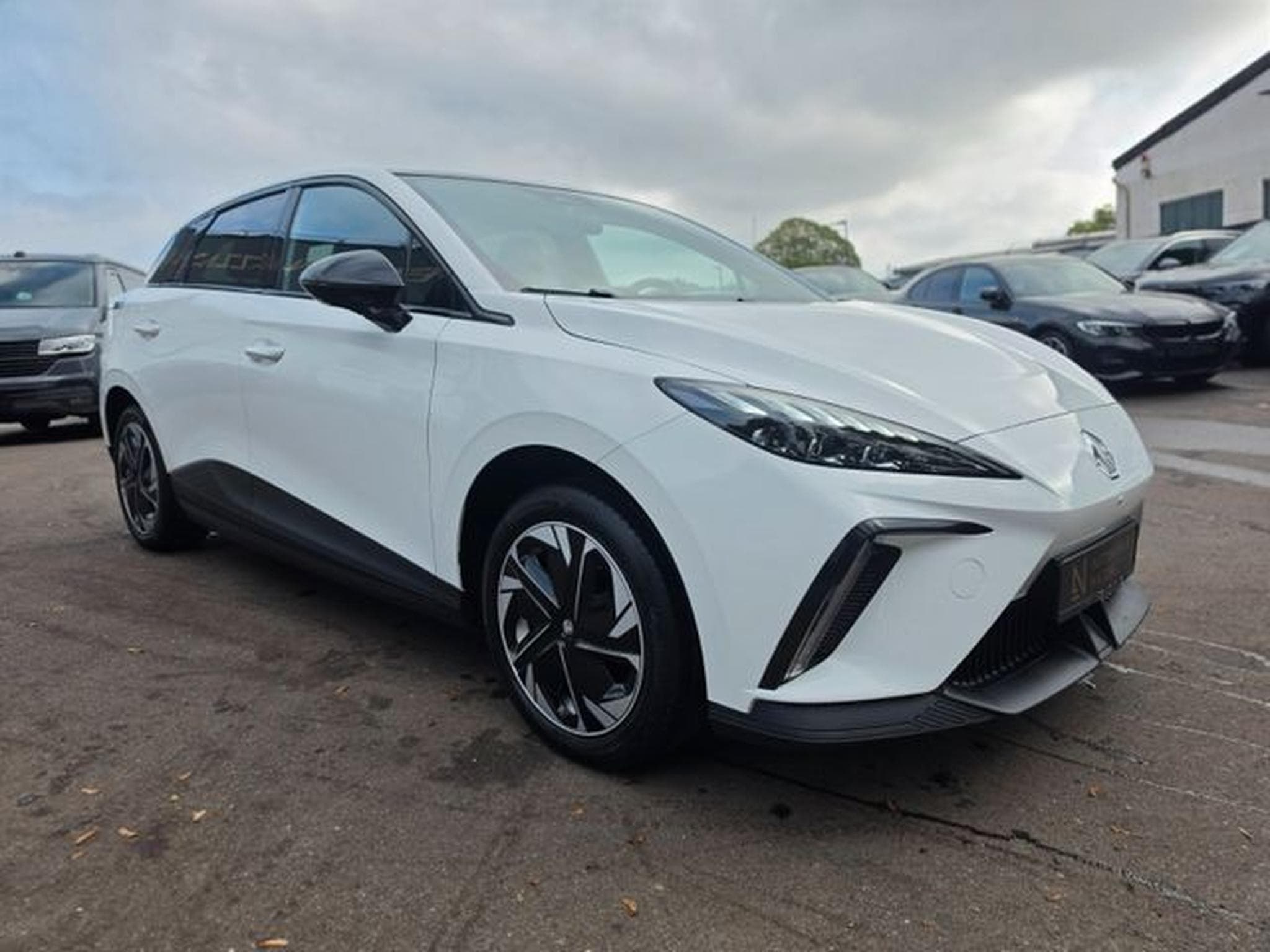 MG MG4 MG4 LUXURY*LED*KAMERA*AHK*150 KW*WÄRMEPUMPE* (2023) - Foto 4