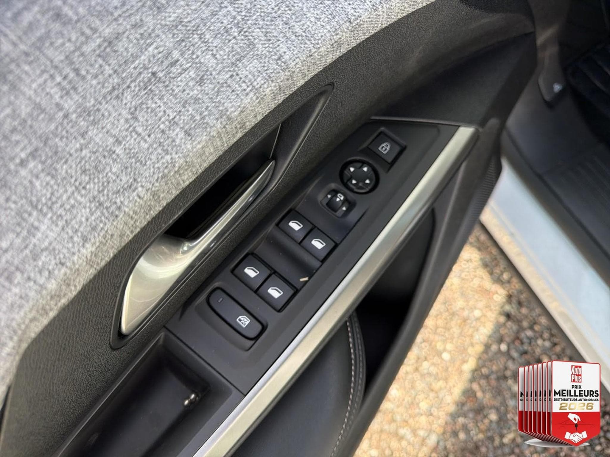 Peugeot 5008 HYBRID 145 ALLURE E-DCS6 (2025) - Photo 16