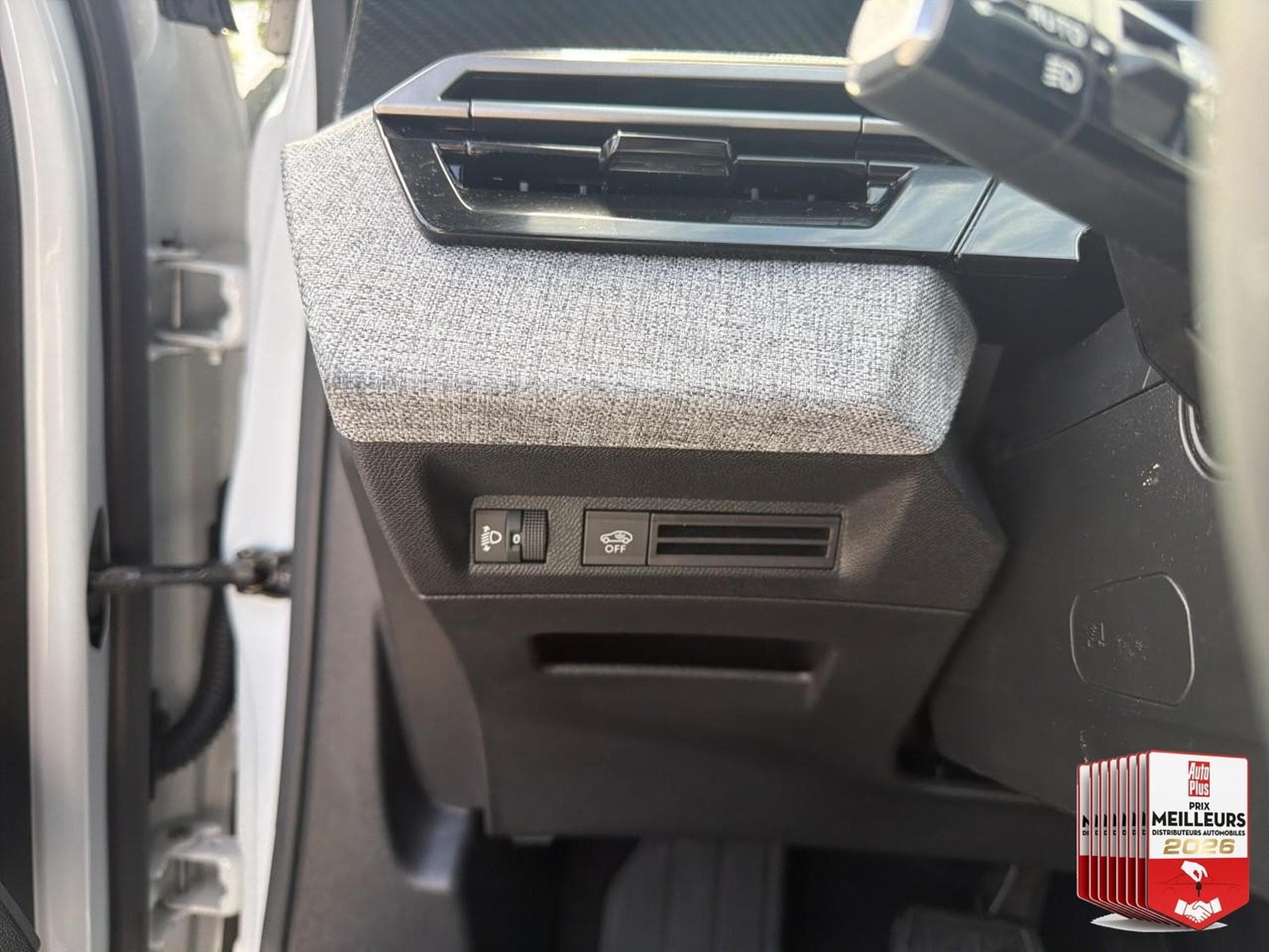 Peugeot 5008 HYBRID 145 ALLURE E-DCS6 (2025) - Photo 17