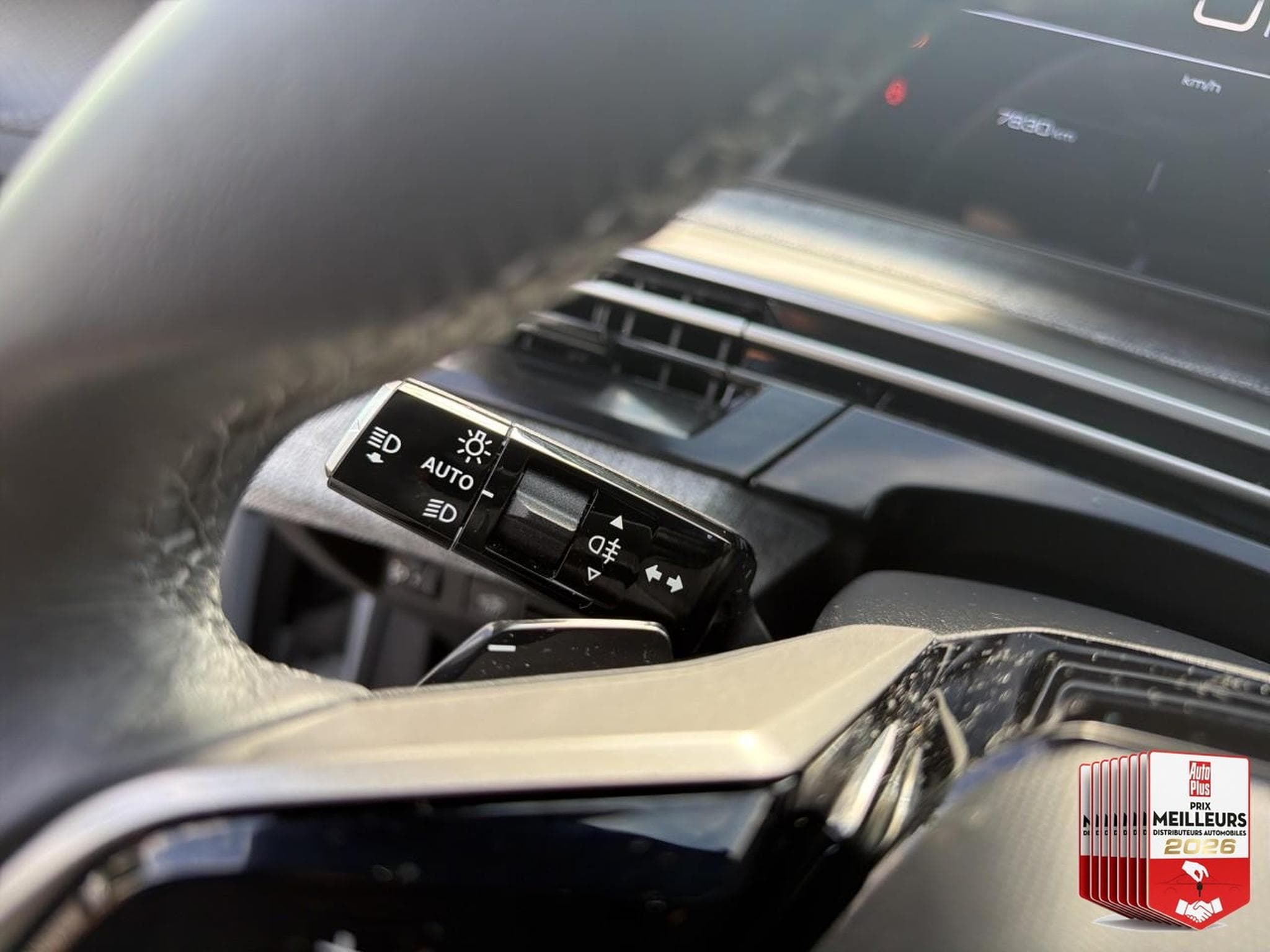 Peugeot 5008 HYBRID 145 ALLURE E-DCS6 (2025) - Photo 21