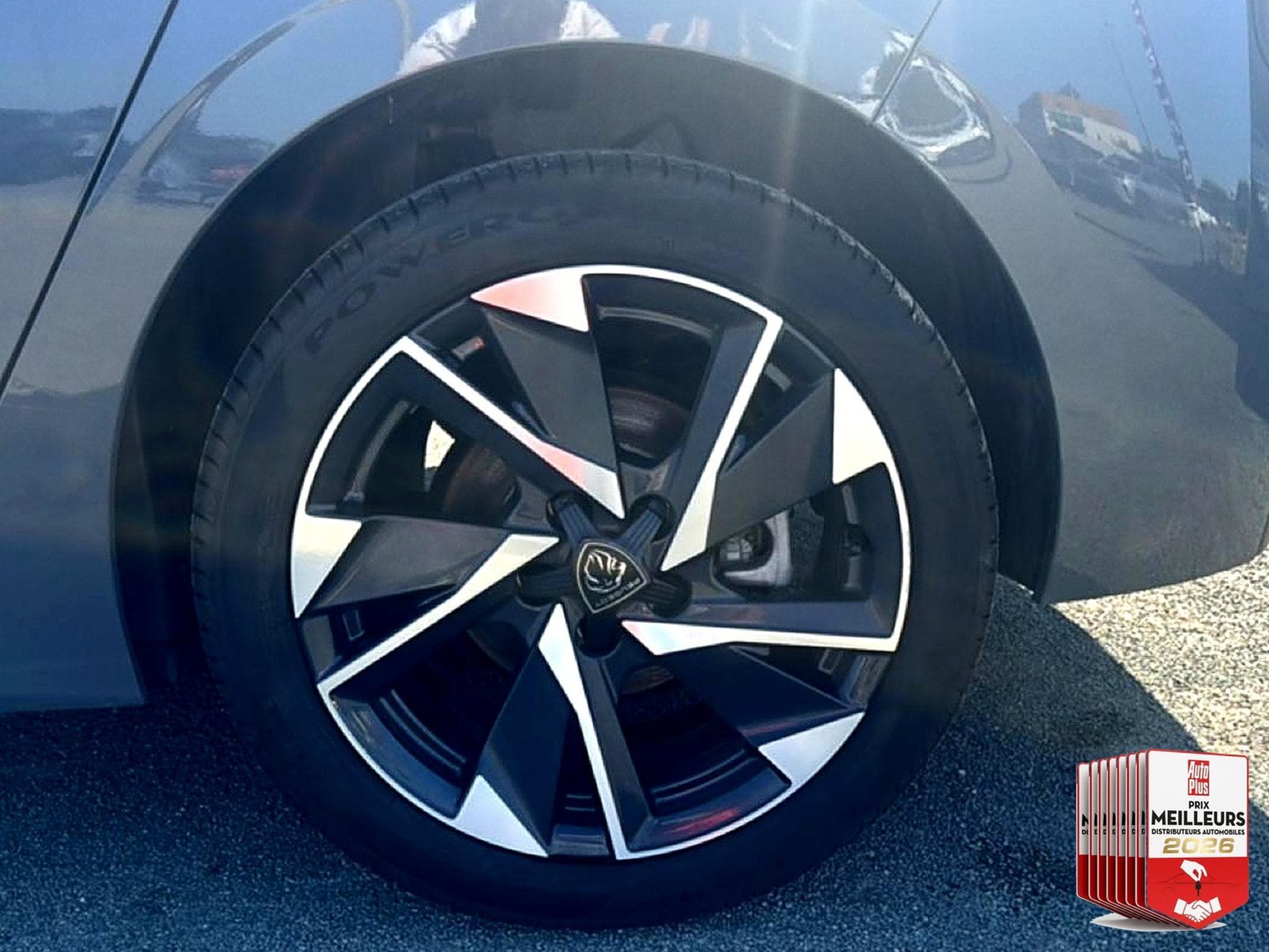 Peugeot 308 1.5 BLUEHDI 130 ALLURE EAT8 (2025) - Photo 9