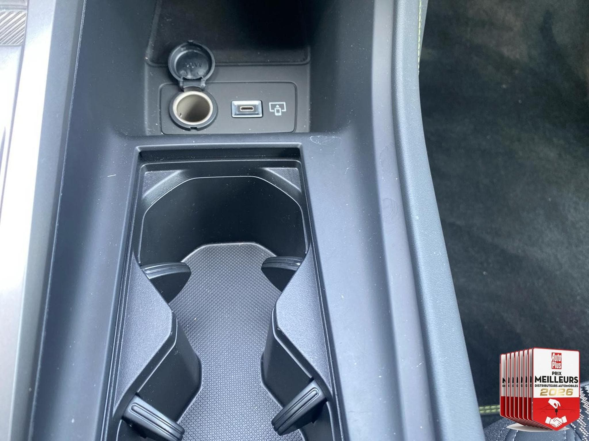 Peugeot 308 1.2 HYBRID 145 GT E-DCS6 (2025) - Photo 27