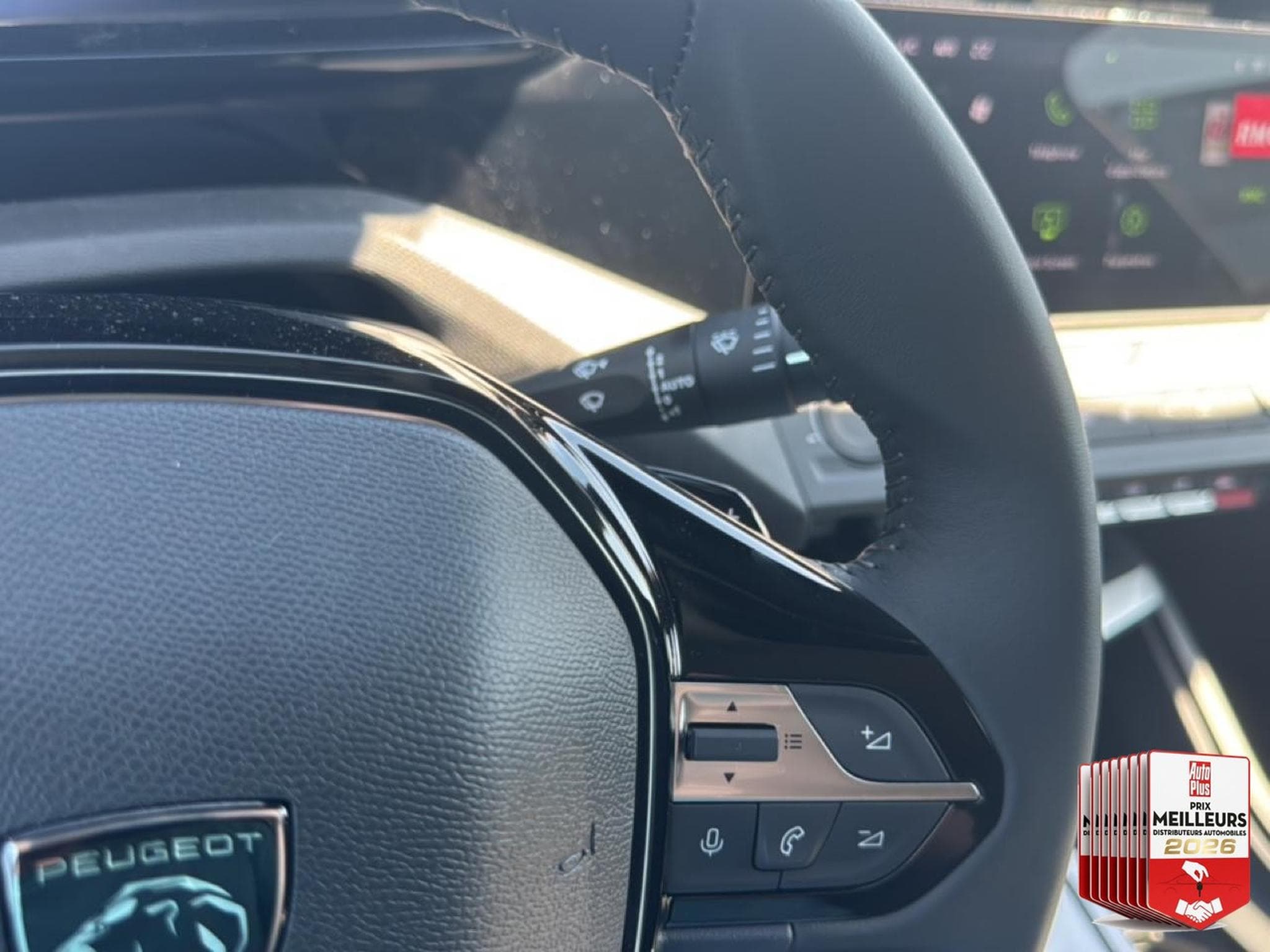 Peugeot 408 HYBRID 145 ALLURE E-DCS6 (2025) - Photo 17