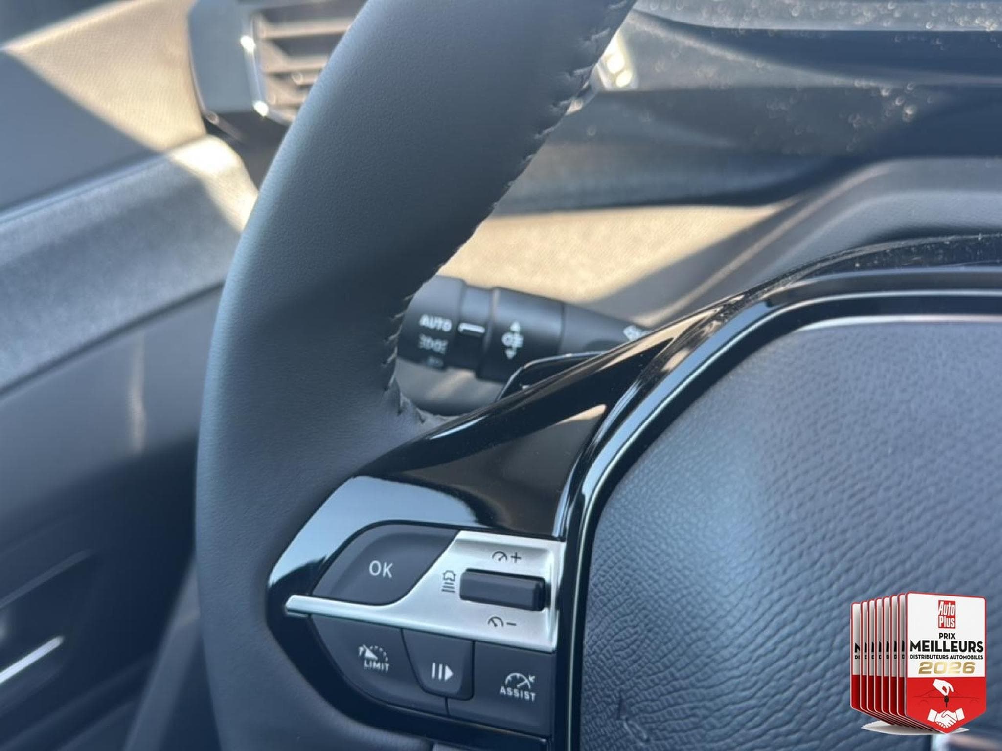 Peugeot 408 HYBRID 145 ALLURE E-DCS6 (2025) - Photo 16