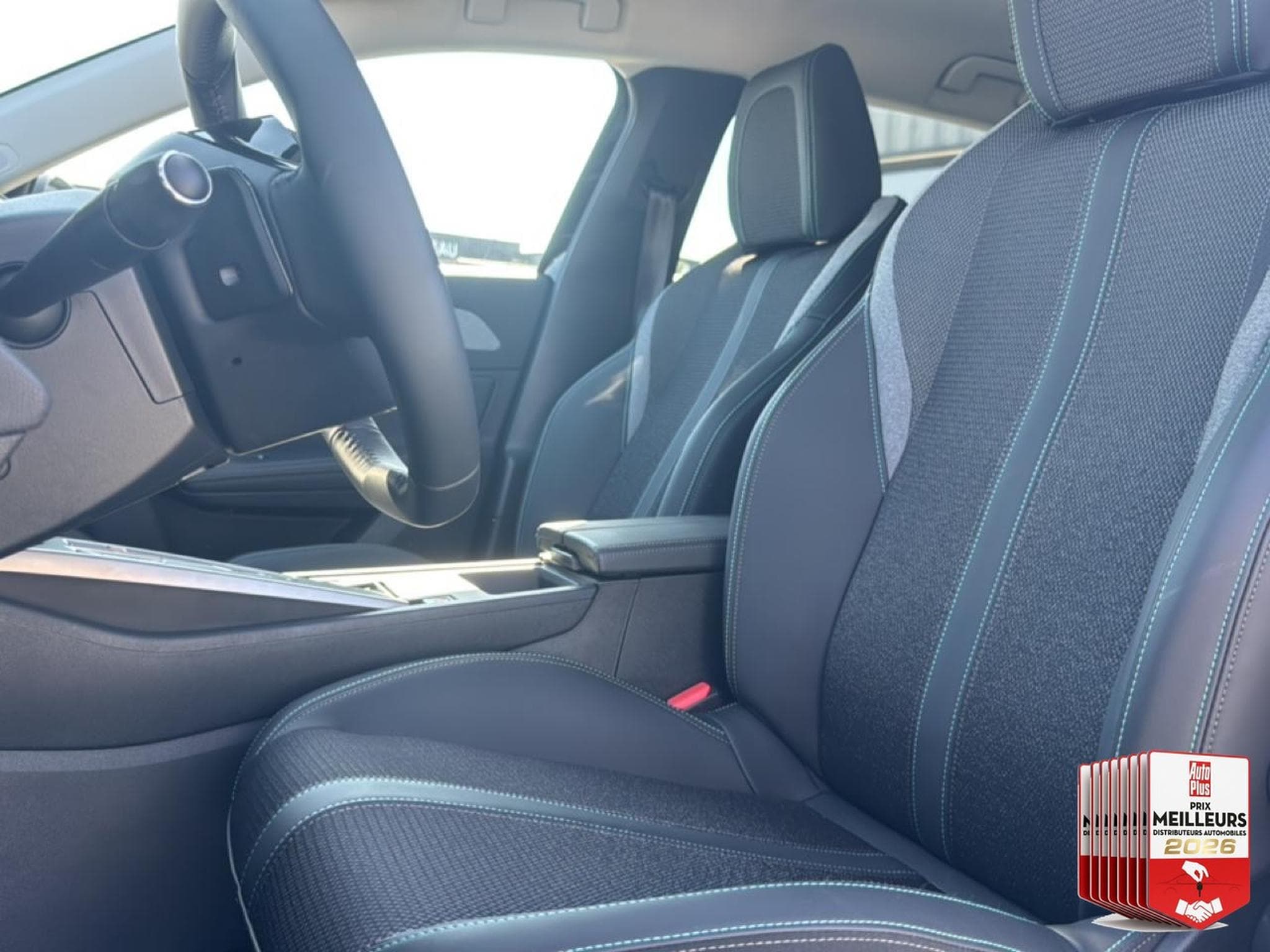 Peugeot 408 HYBRID 145 ALLURE E-DCS6 (2025) - Photo 31