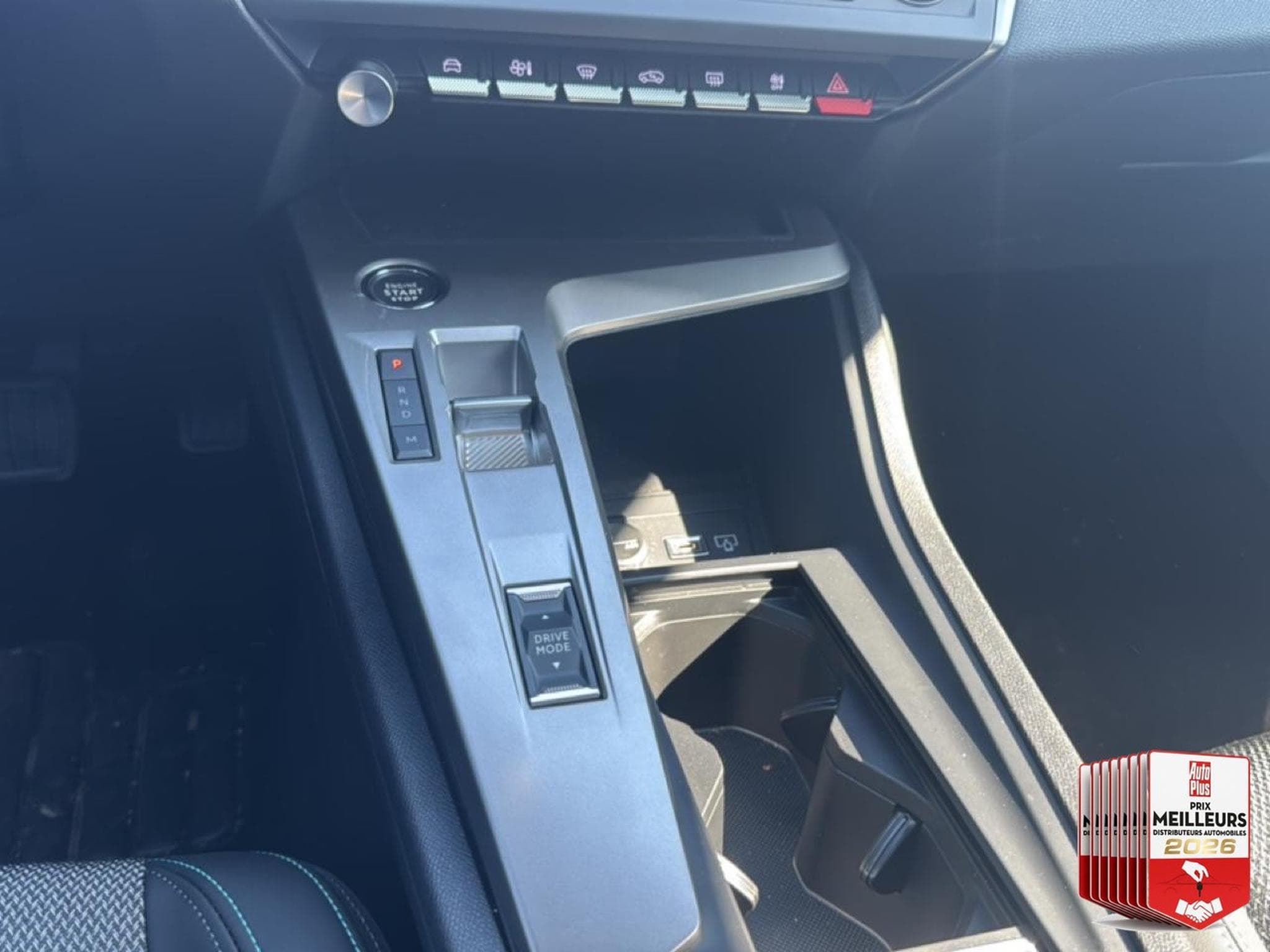 Peugeot 408 HYBRID 145 ALLURE E-DCS6 (2025) - Photo 30