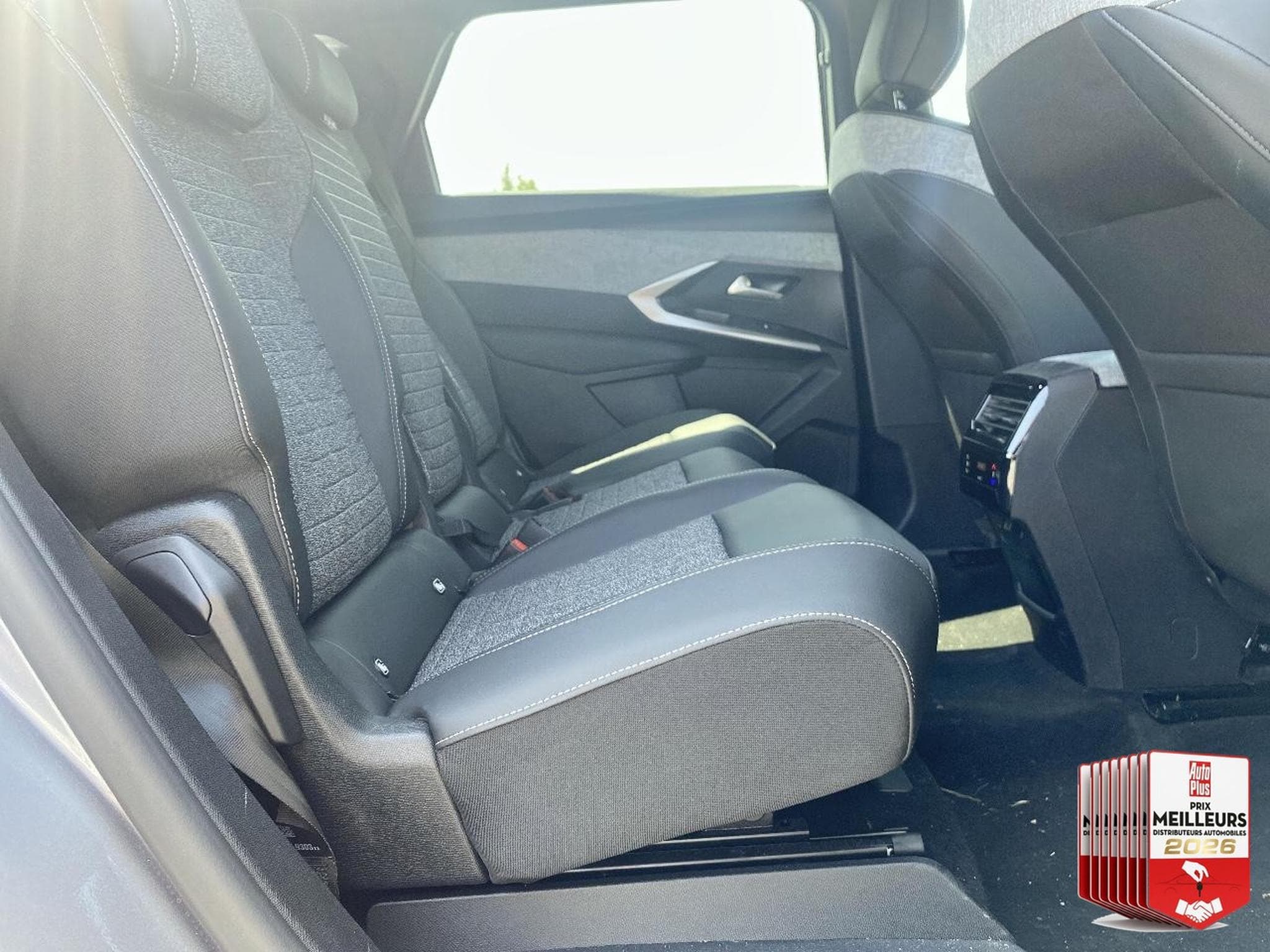 Peugeot 5008 HYBRID 145 ALLURE E-DCS6 (2025) - Foto 16