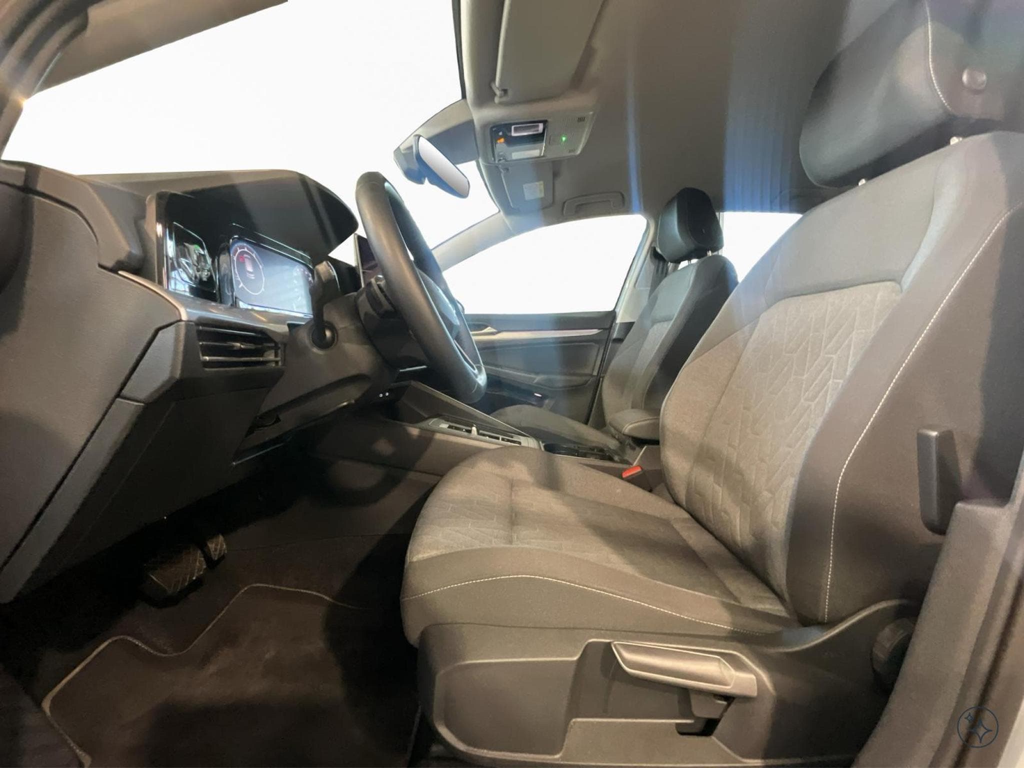 VW Golf Life+DSG+LM17+P.Lumière+P.Start+P.Confort+P.Interieur+AHK (2024) - Foto 7