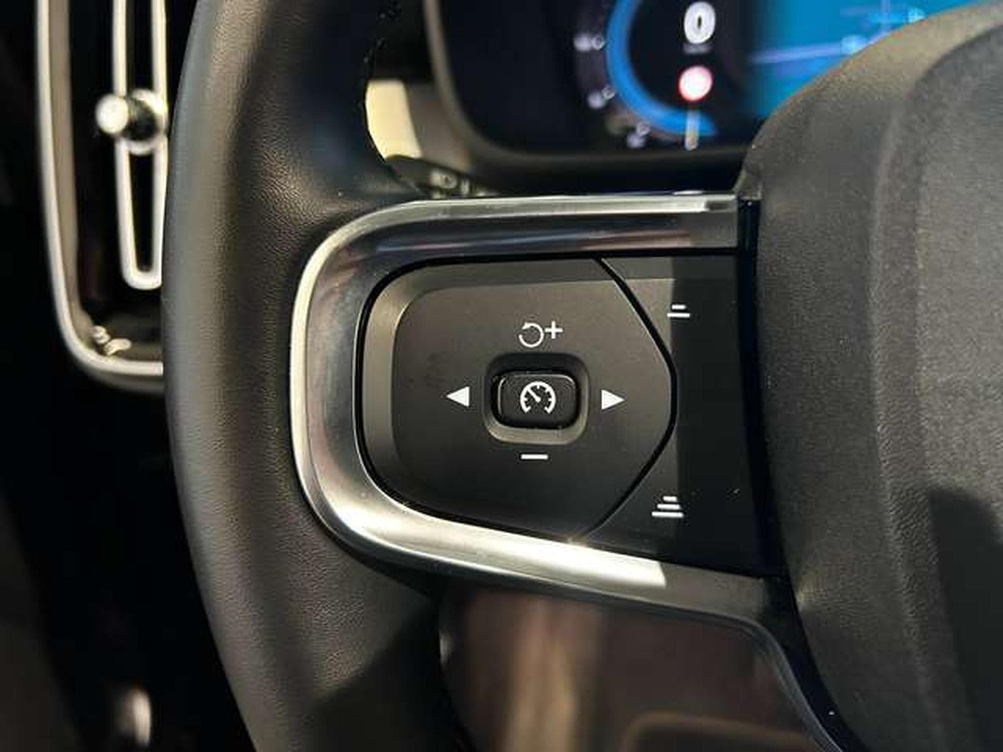 Volvo XC40 2.0 ESSENCE B3 (2024) - Photo 7