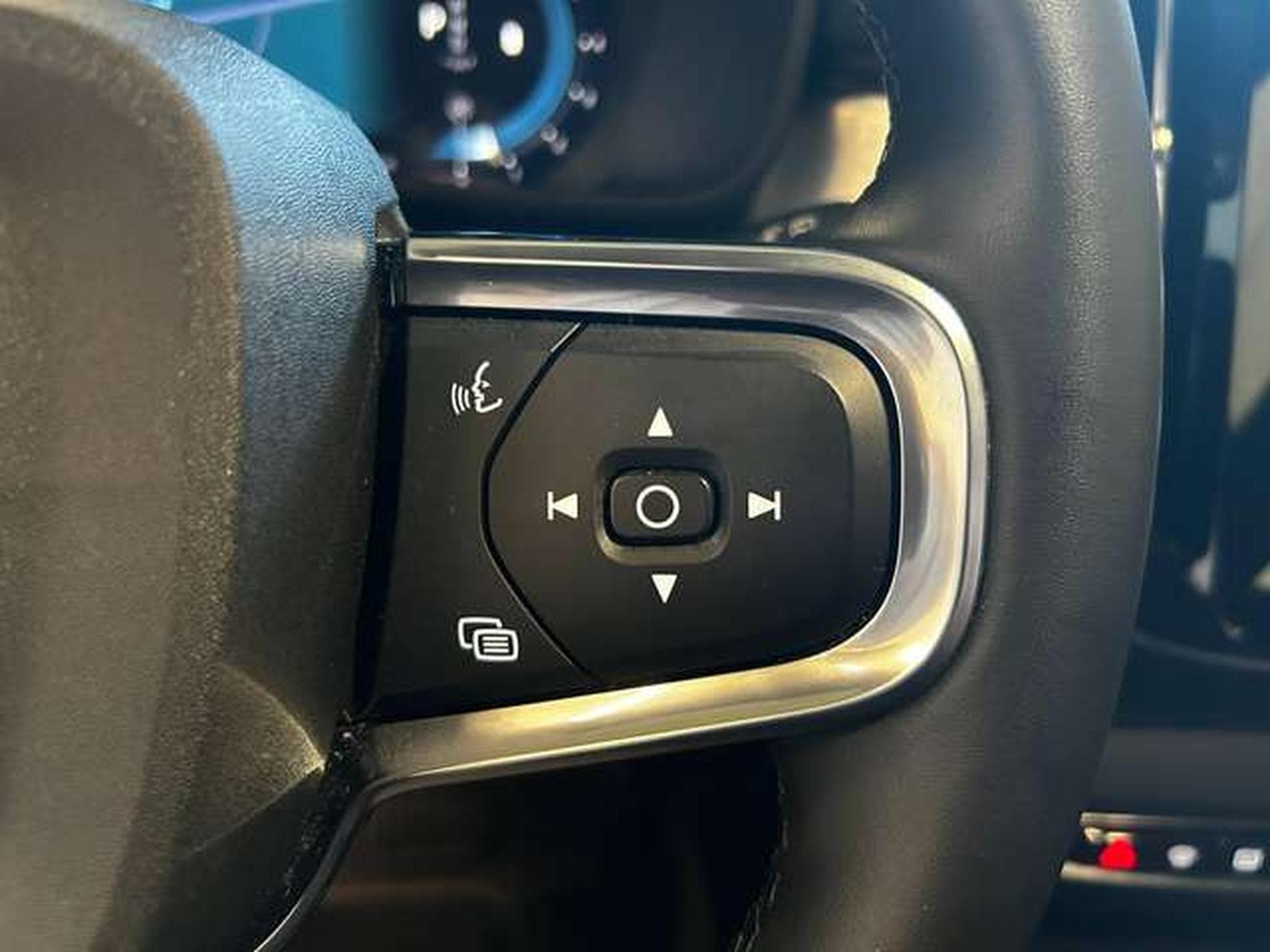 Volvo XC40 2.0 ESSENCE B3 (2024) - Photo 8