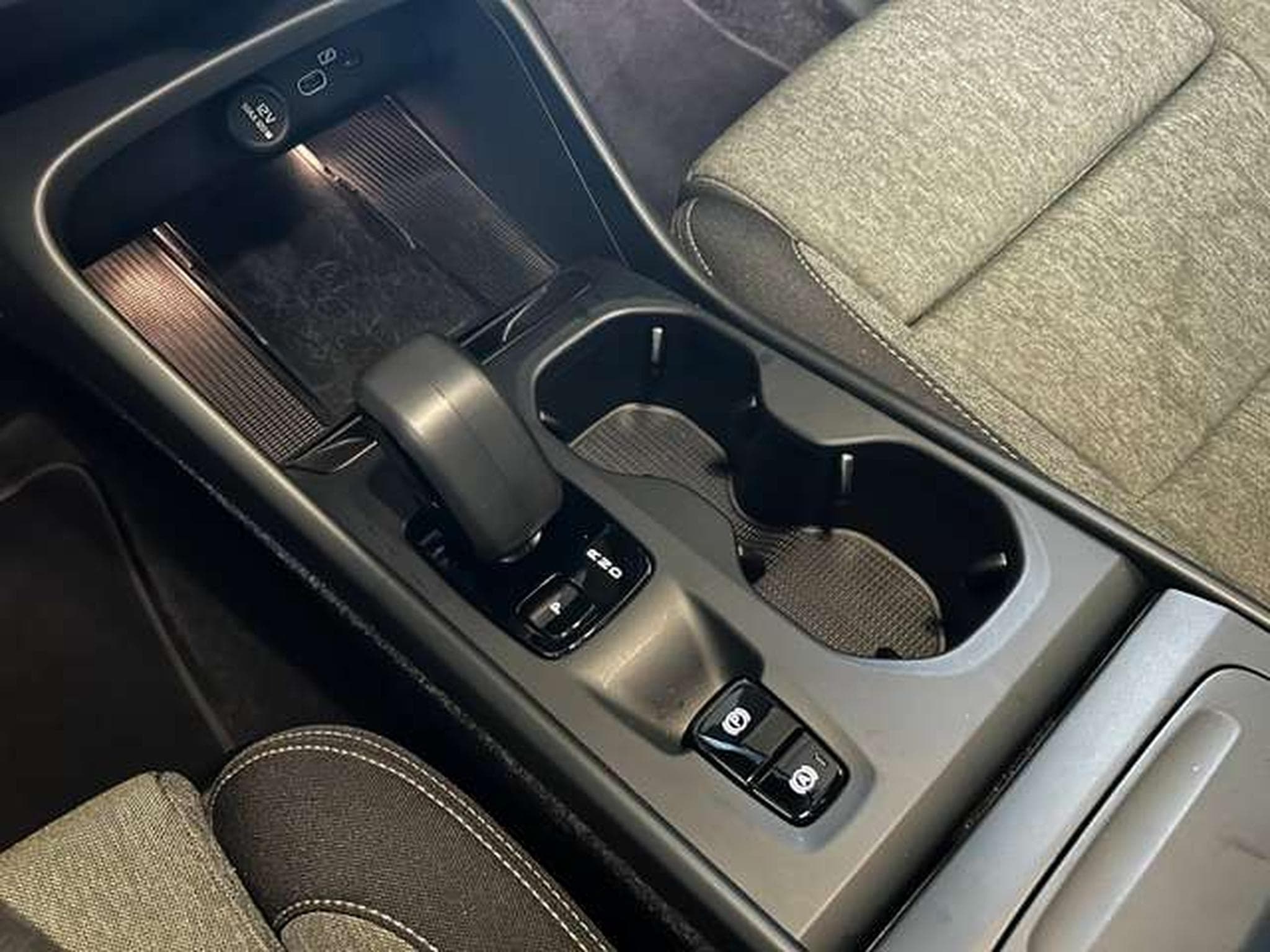Volvo XC40 2.0 ESSENCE B3 (2024) - Photo 17