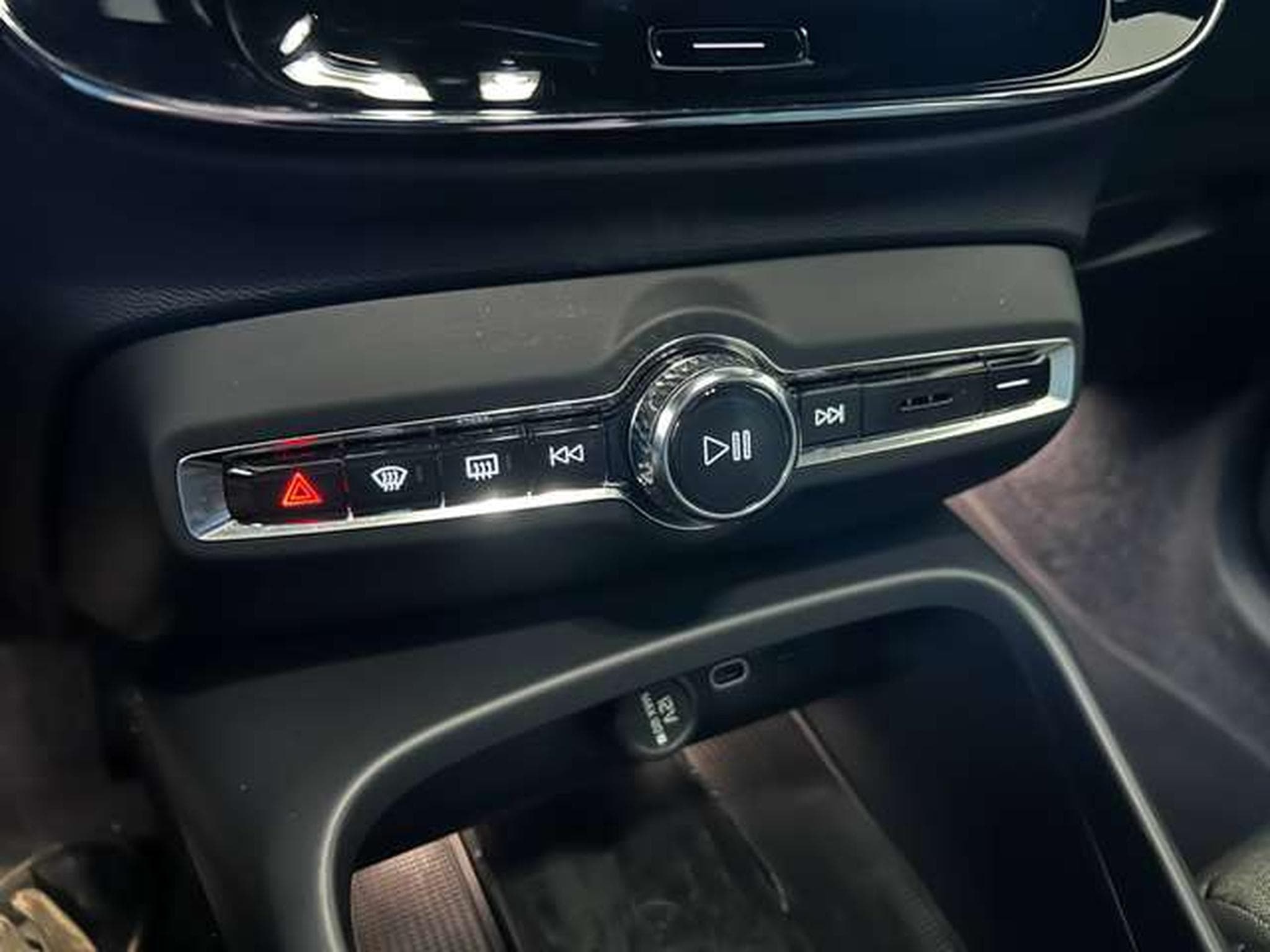 Volvo XC40 2.0 ESSENCE B3 (2024) - Photo 16