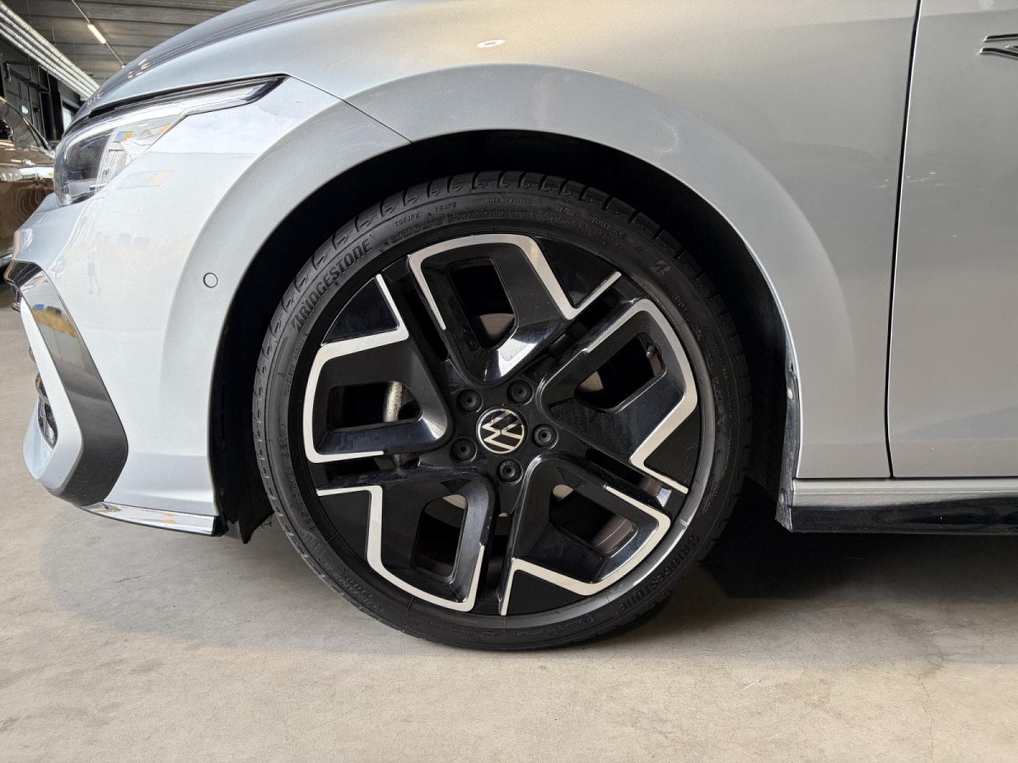 VW Golf Golf VIII Lim. 1.5 eTSI R-Line (2025) - Photo 9
