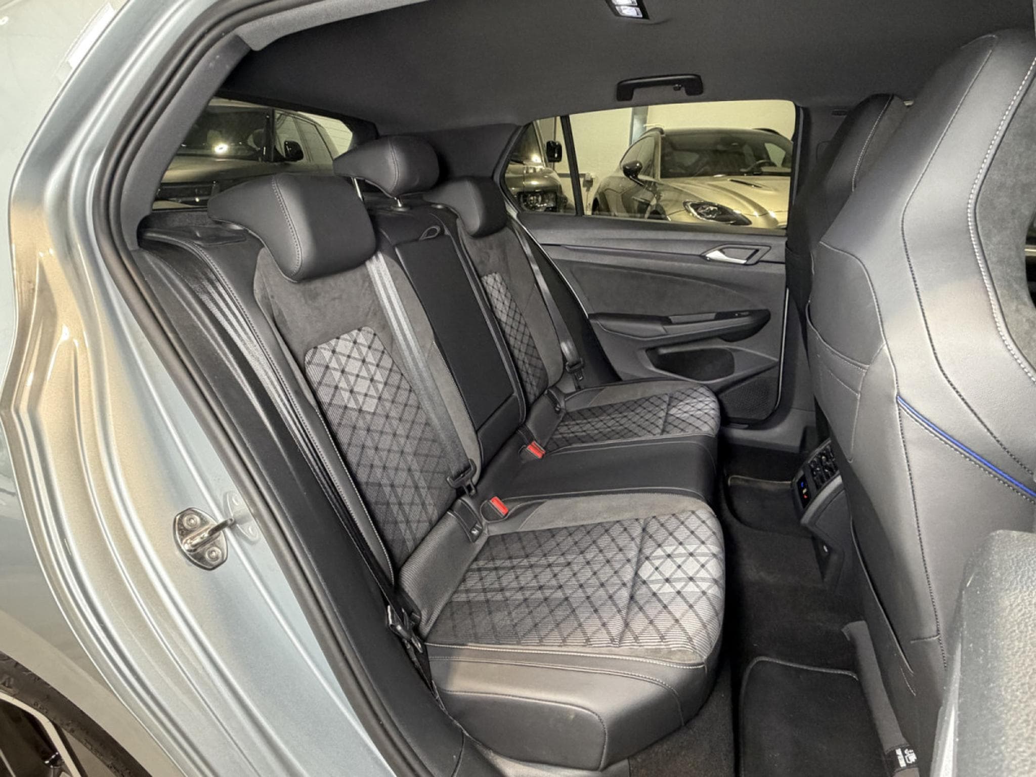 VW Golf Golf VIII Lim. 1.5 eTSI R-Line (2025) - Photo 23
