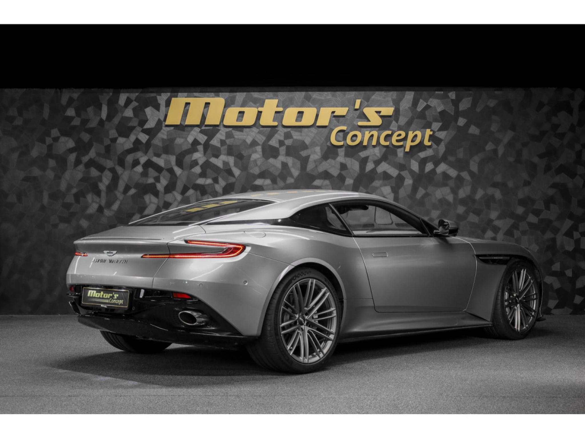 Aston-Martin DB12 V8 Twin Turbo - ALUMINITE SILVER (2024) - Foto 3