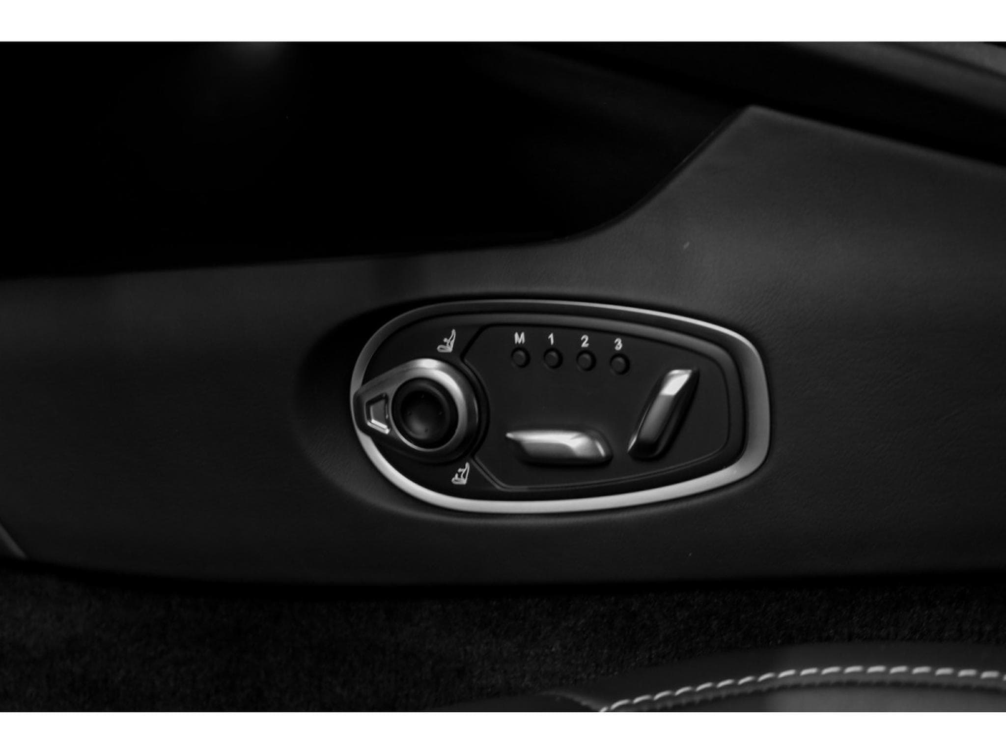 Aston-Martin DB12 V8 Twin Turbo - ALUMINITE SILVER (2024) - Foto 30