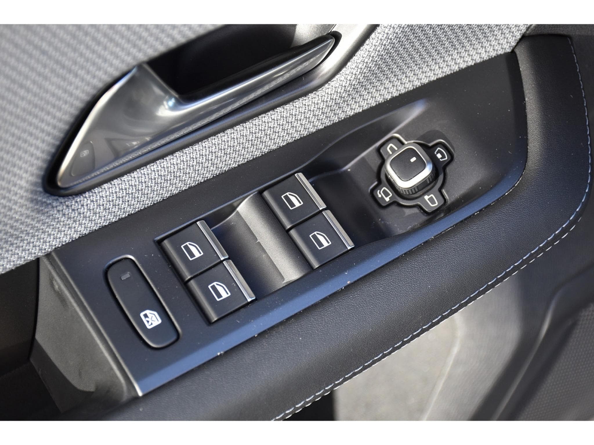 Opel Grandland 1.2 Hybrid 145 e-DCT6 GS ACC ANGLE MORT HUD CAM360 1° MAIN (2025) - Foto 23