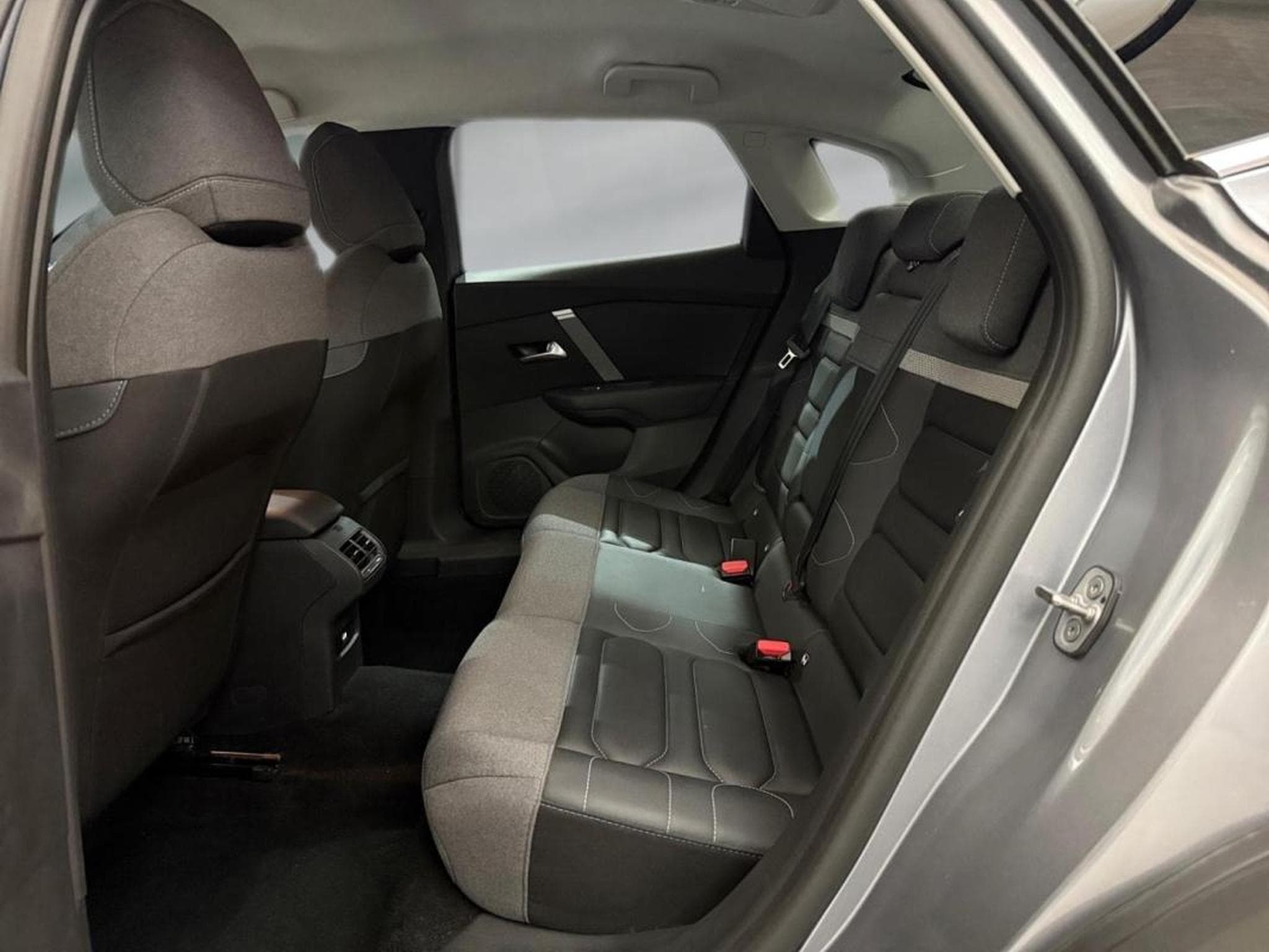 Citroën c4 x -26% 1.5 BlueHDi 130ch MAX (2024) - Photo 8