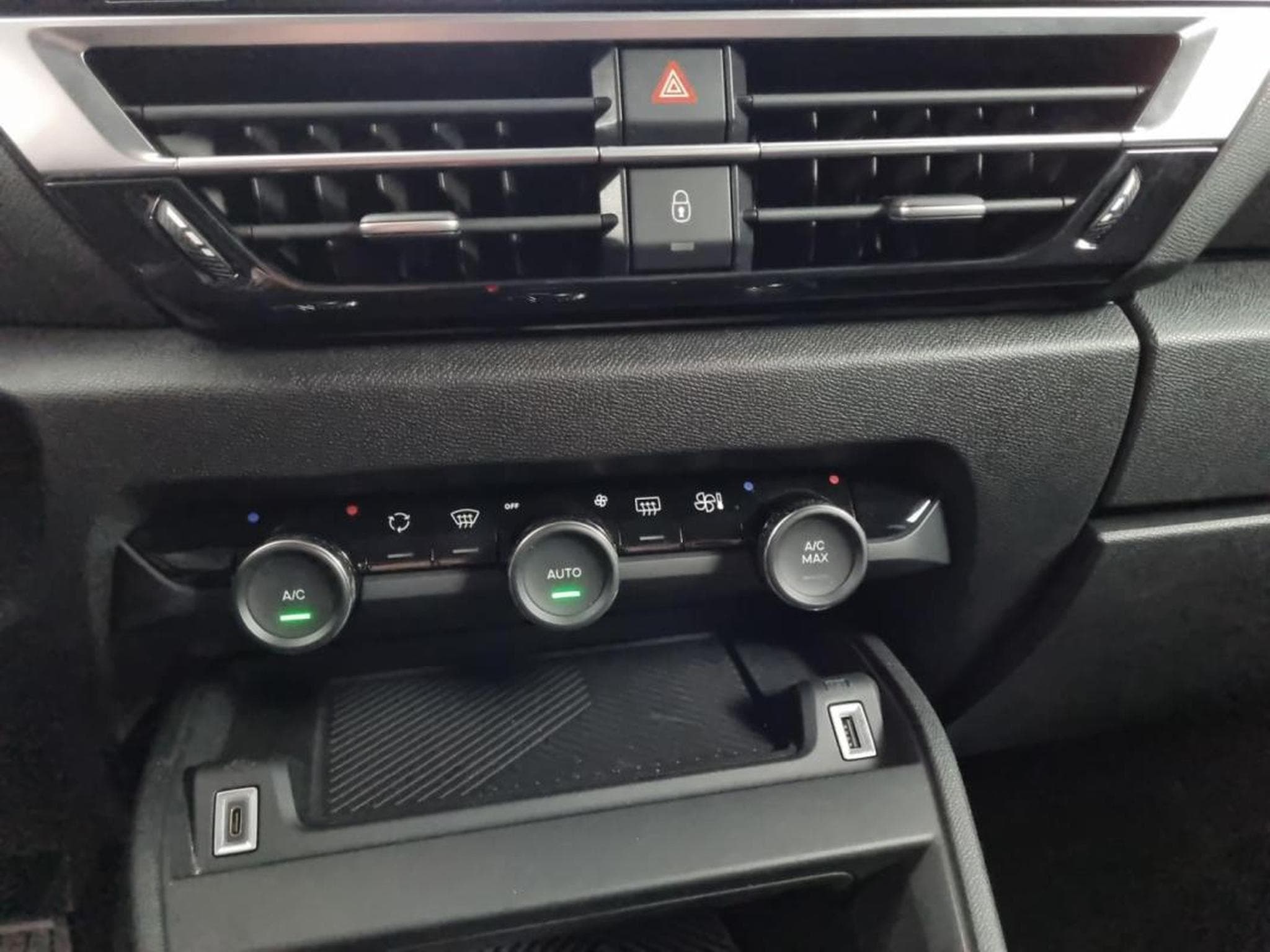 Citroën c4 x -22% 1.5 BlueHDi 130ch PLUS (2024) - Photo 13