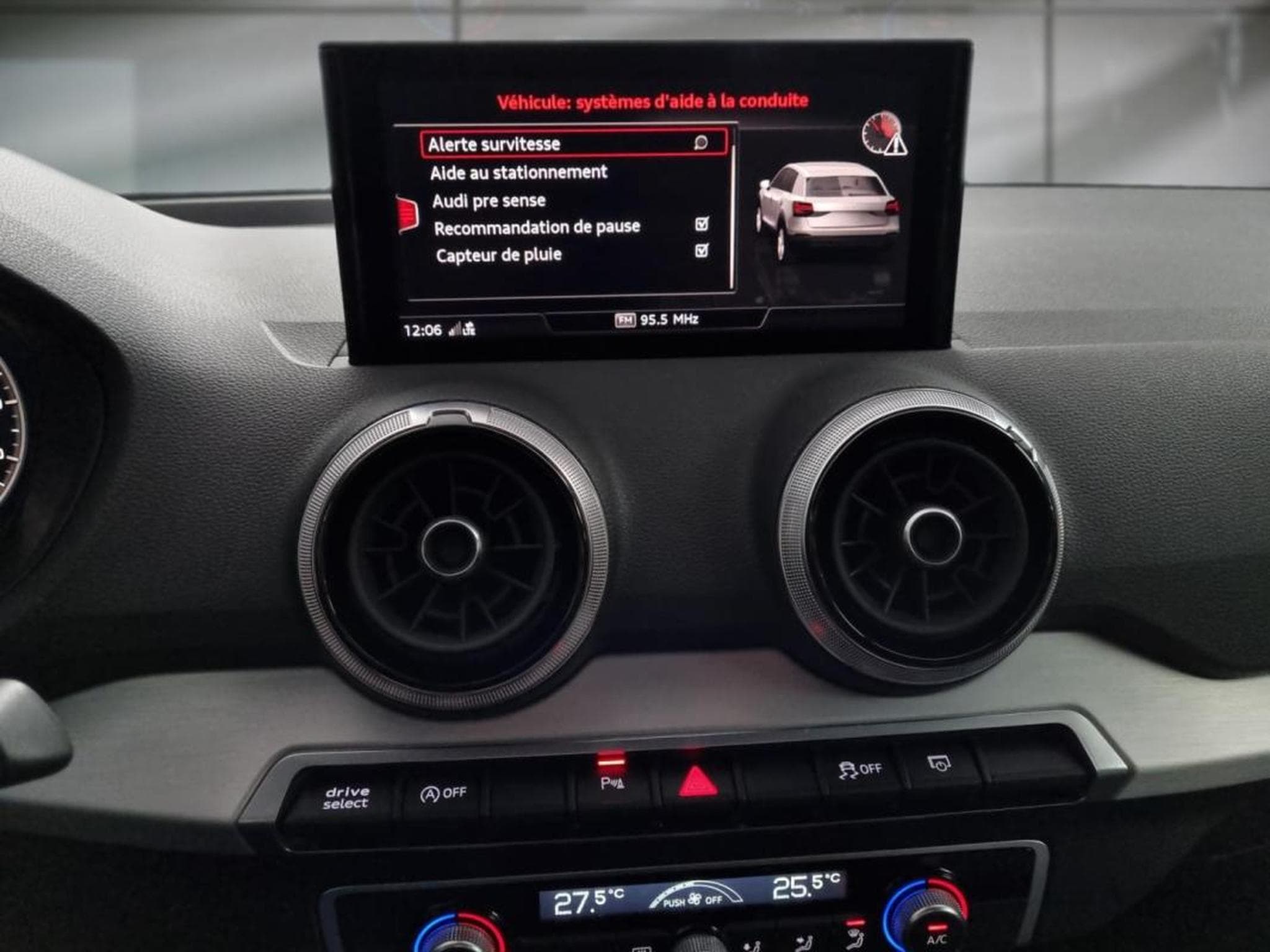 Audi Q2 30 TFSI 116ch S-Line (2024) - Photo 12