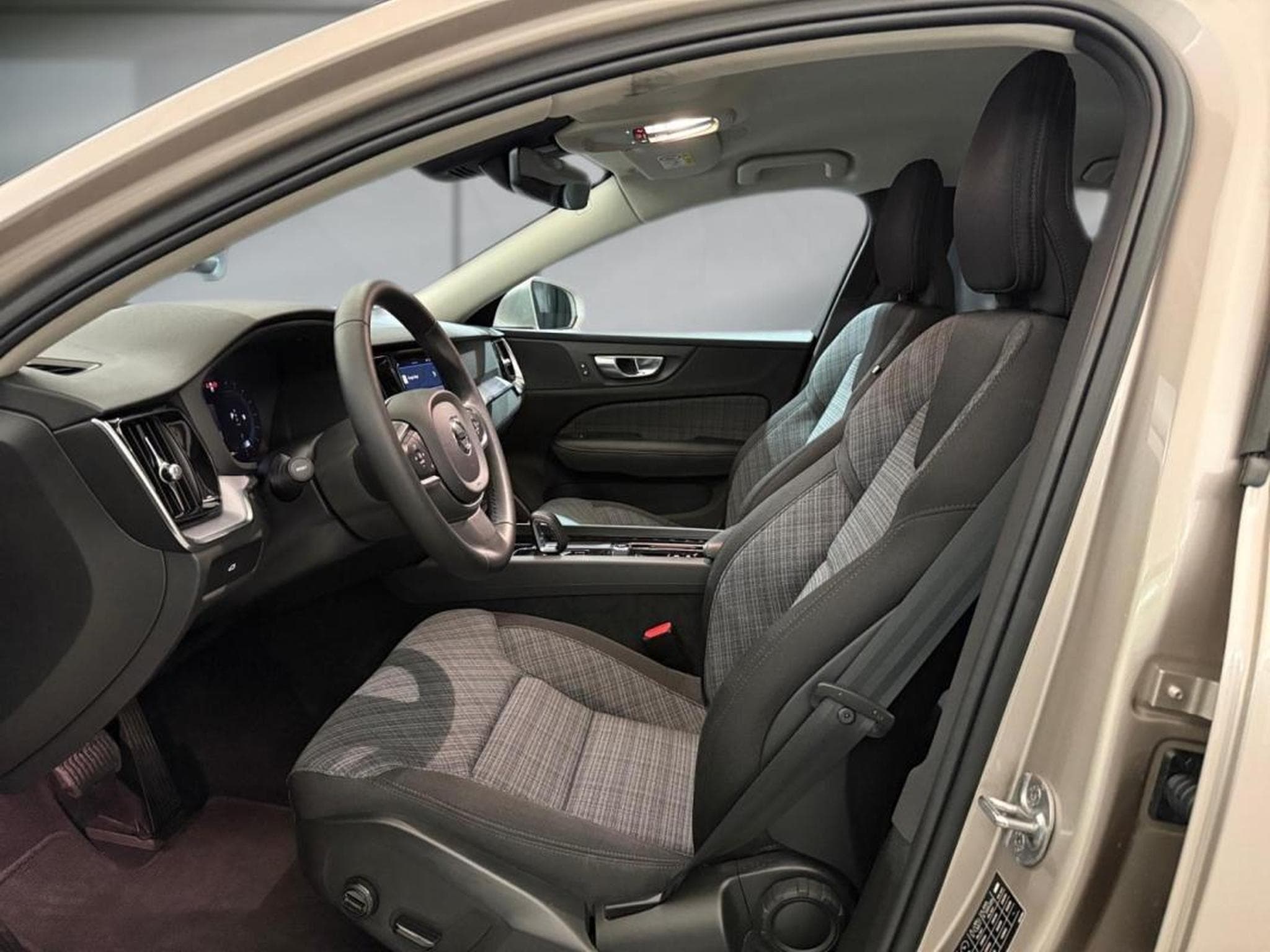 Volvo S60 -49% 2.0 MHEV 197ch Core (2024) - Photo 8