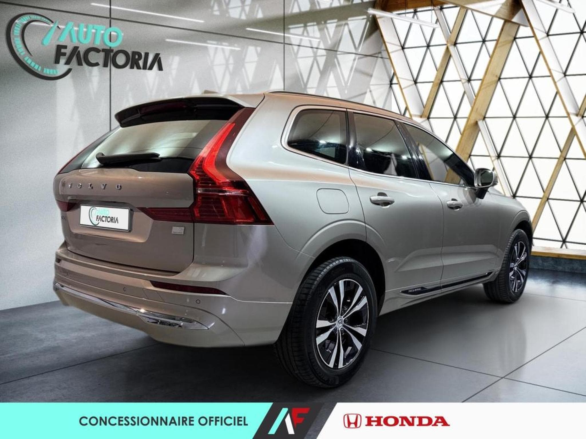 Volvo XC60 -53% T6 Hybride Rechargeable 253 + 145ch Core Bright 8 AWD (2024) - Photo 4