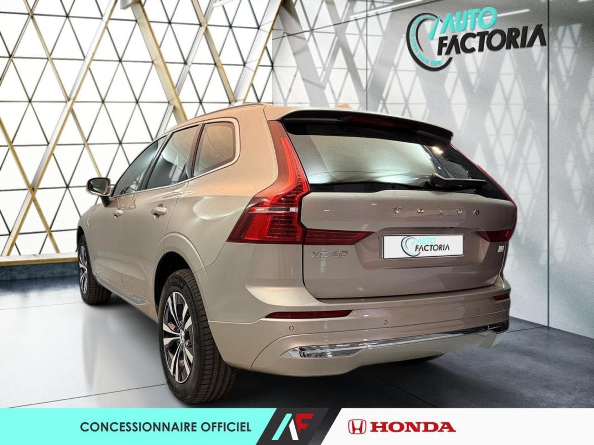 Volvo XC60 -53% T6 Hybride Rechargeable 253 + 145ch Core Bright 8 AWD (2024) - Photo 3