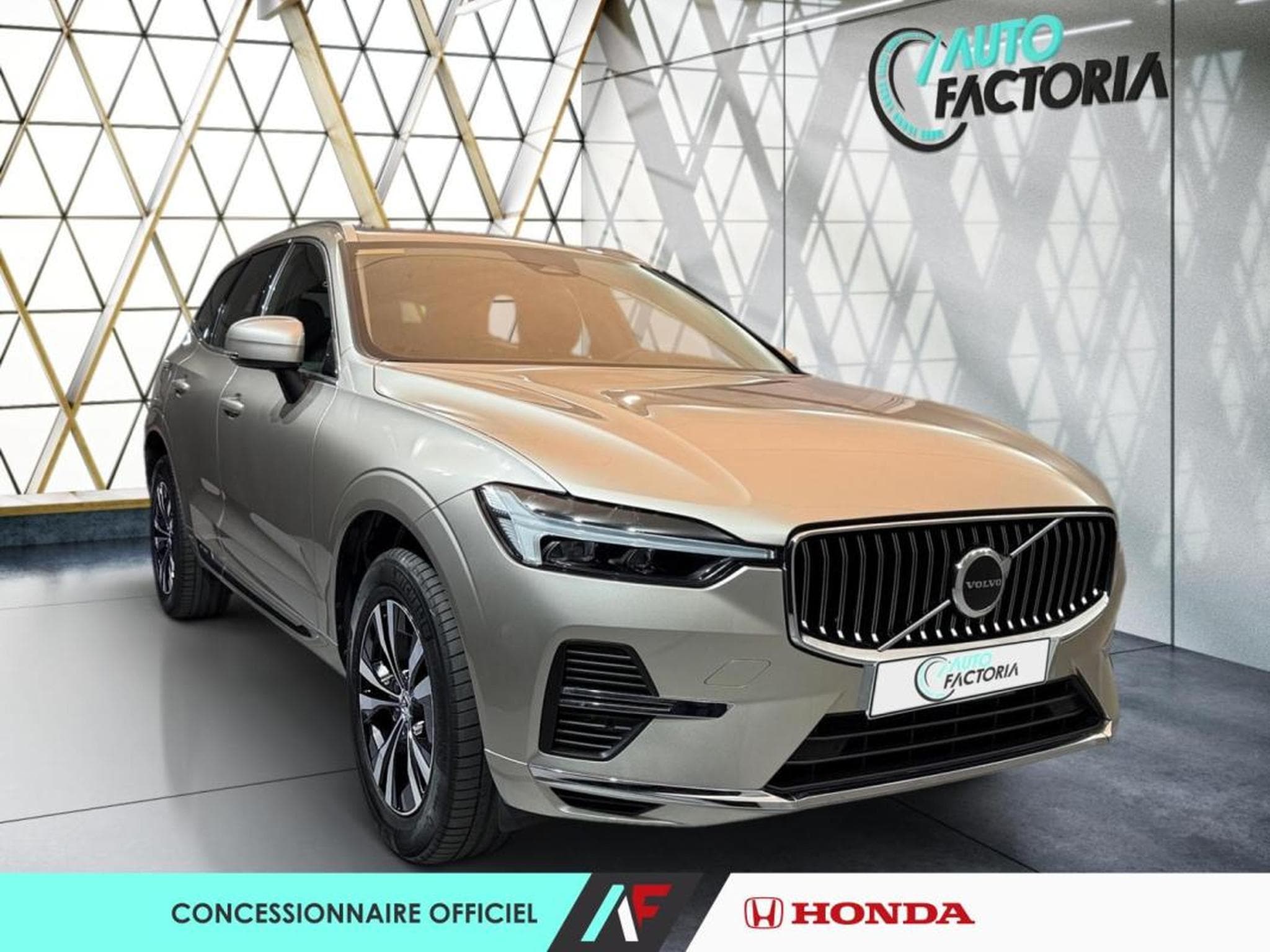 Volvo XC60 -53% T6 Hybride Rechargeable 253 + 145ch Core Bright 8 AWD (2024) - Photo 5