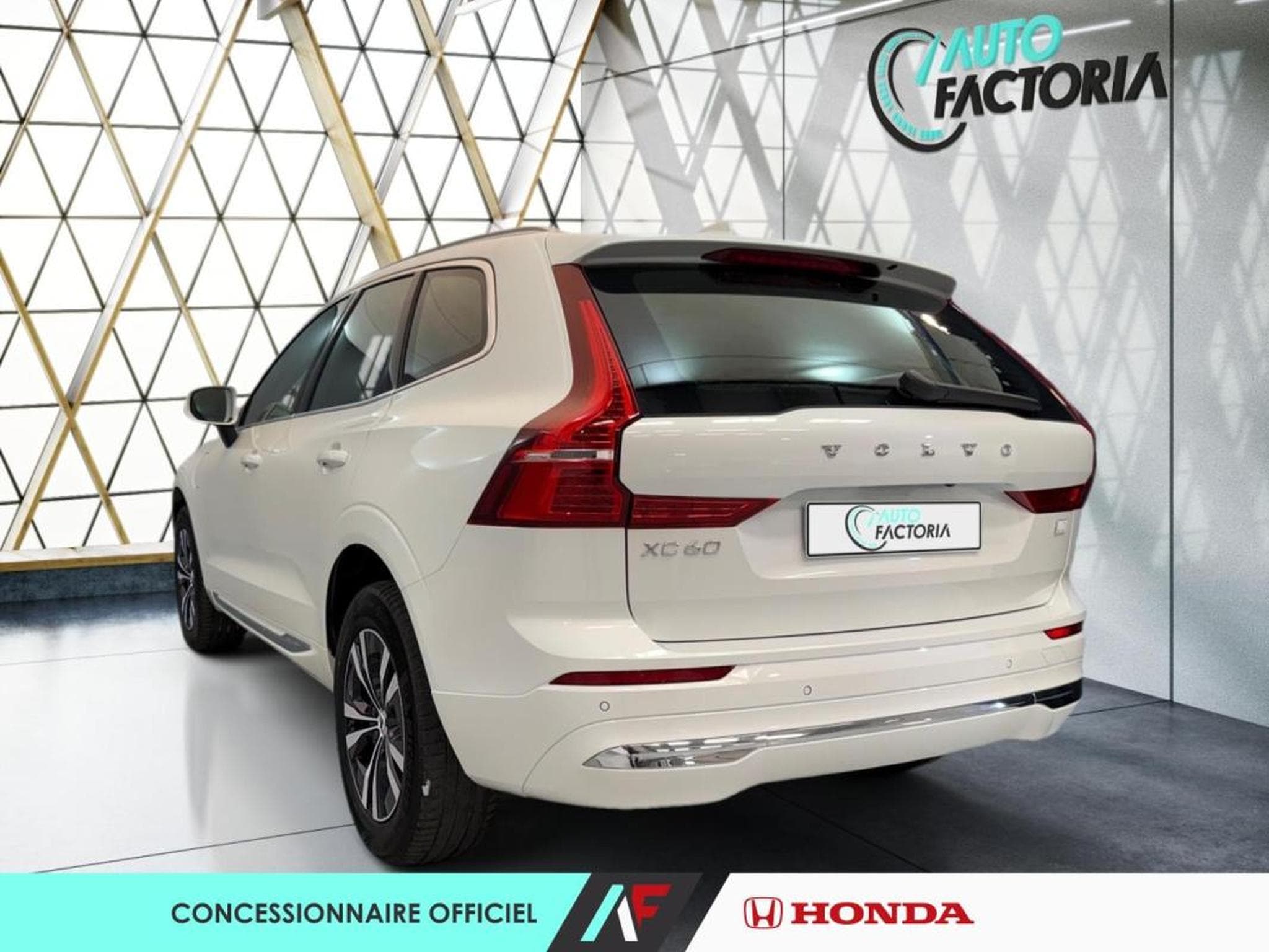 Volvo XC60 -55% T6 Hybride Rechargeable 253 + 145ch Core Bright 8 AWD (2024) - Photo 3