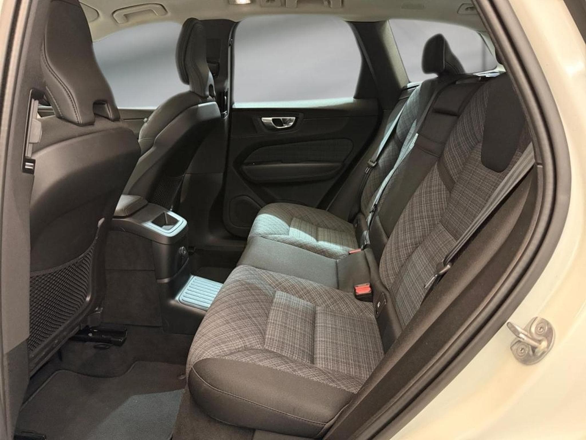 Volvo XC60 -55% T6 Hybride Rechargeable 253 + 145ch Core Bright 8 AWD (2024) - Photo 9
