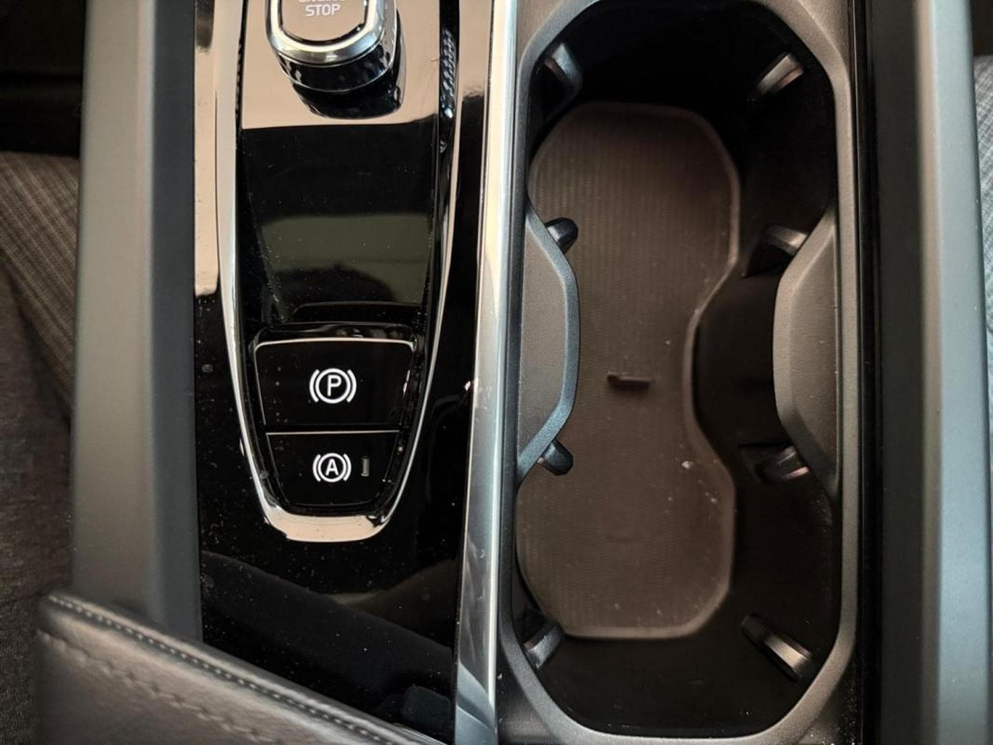 Volvo XC60 -55% T6 Hybride Rechargeable 253 + 145ch Core Bright 8 AWD (2024) - Photo 17