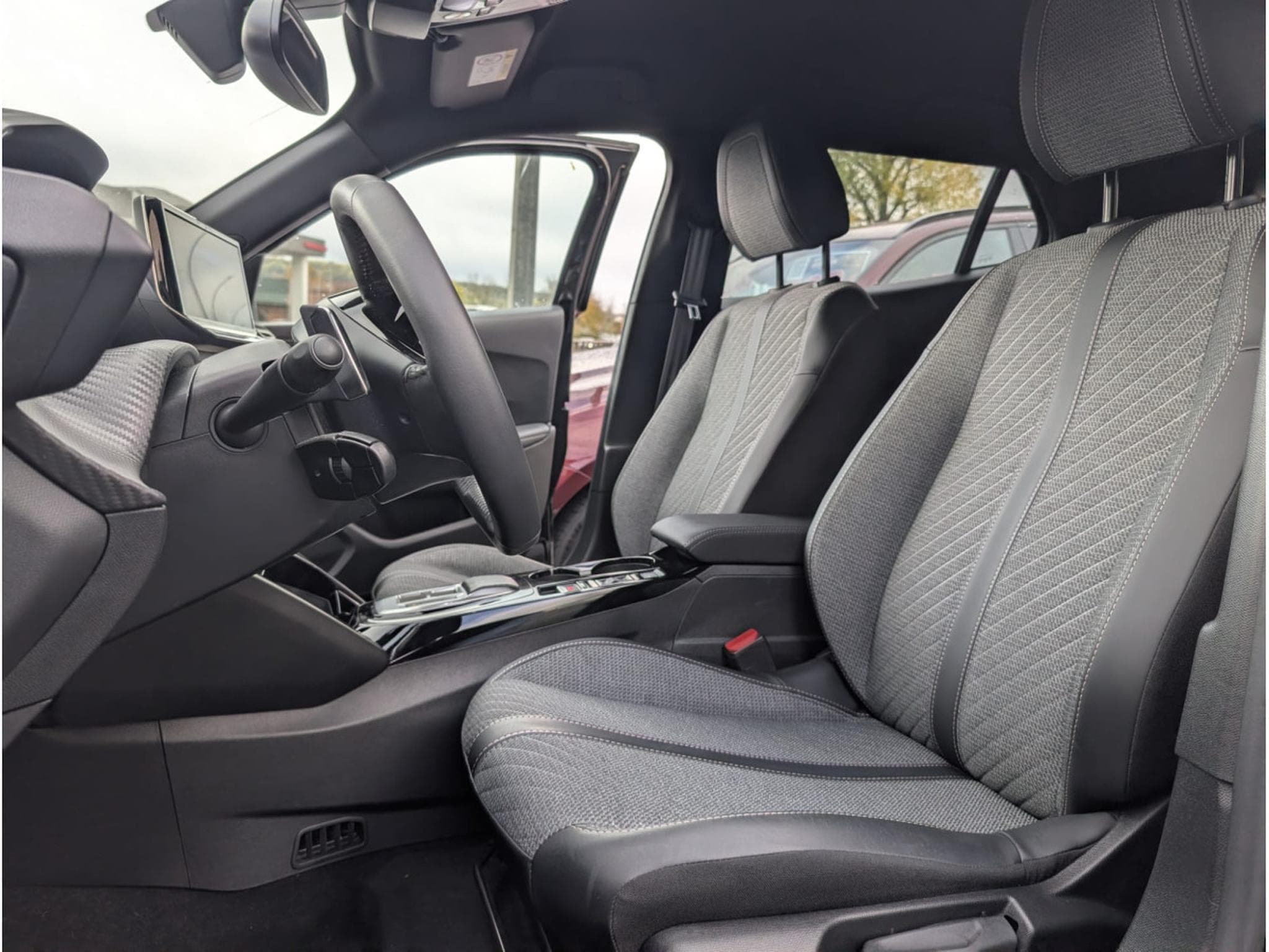 Peugeot 2008 ALLURE HIBRID 145E-DSC6 (2025) - Photo 5