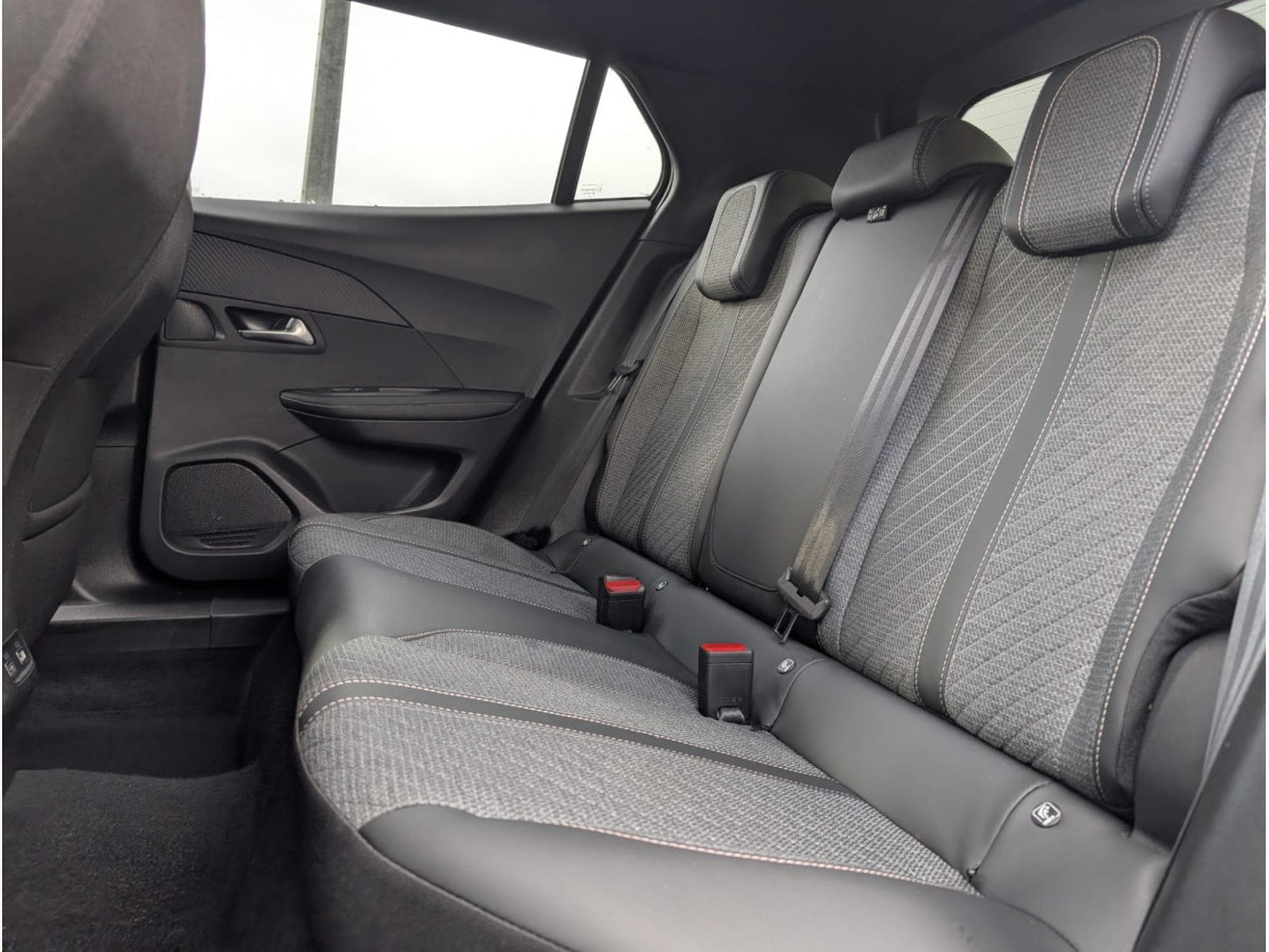 Peugeot 2008 ALLURE HIBRID 145E-DSC6 (2025) - Photo 6