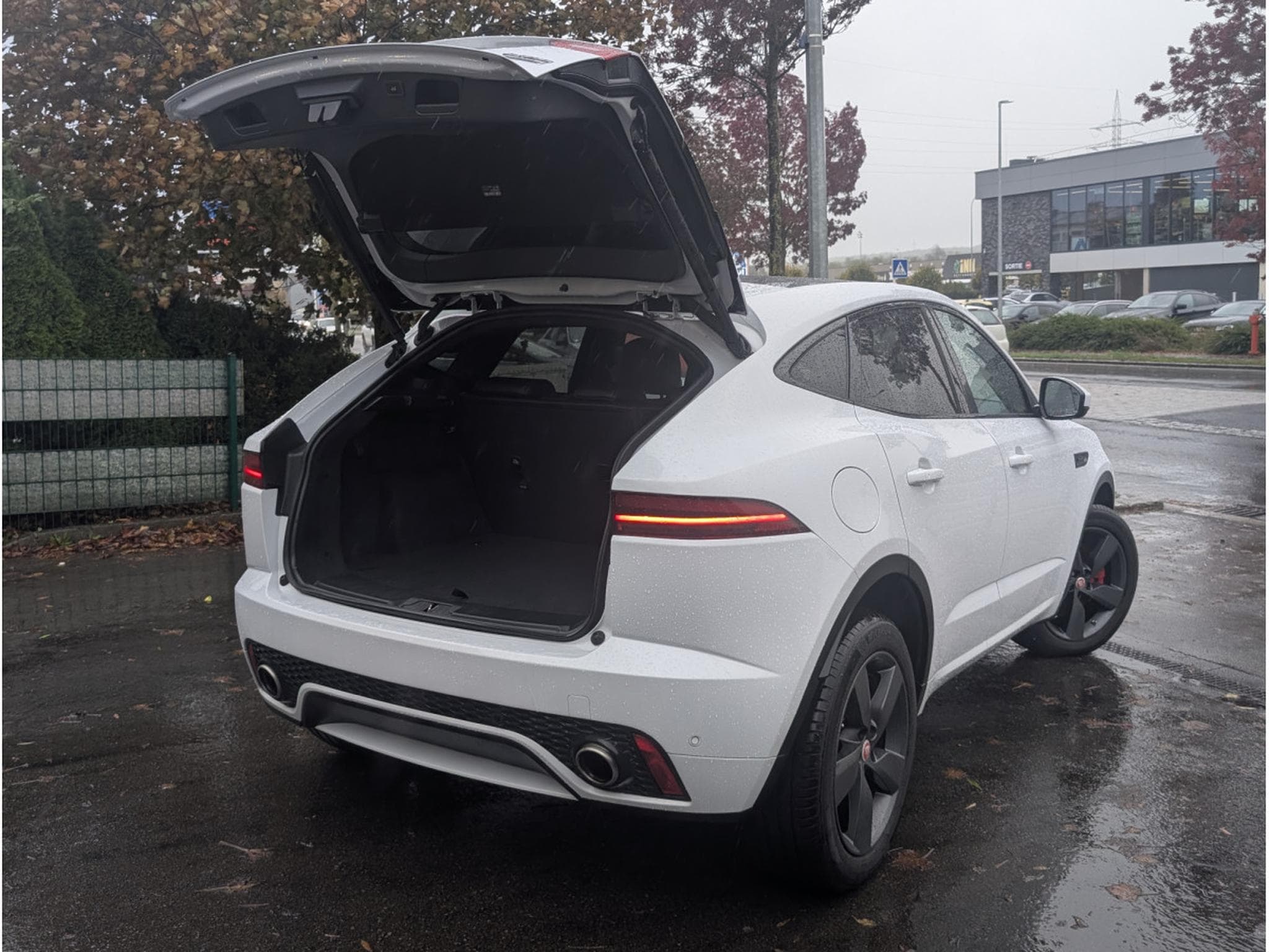 Jaguar E-Pace R-DINAMIC  BOITE AUTO 2.0D * GARANTIE 24 MOIS SOUS CONDITION (2021) - Photo 4