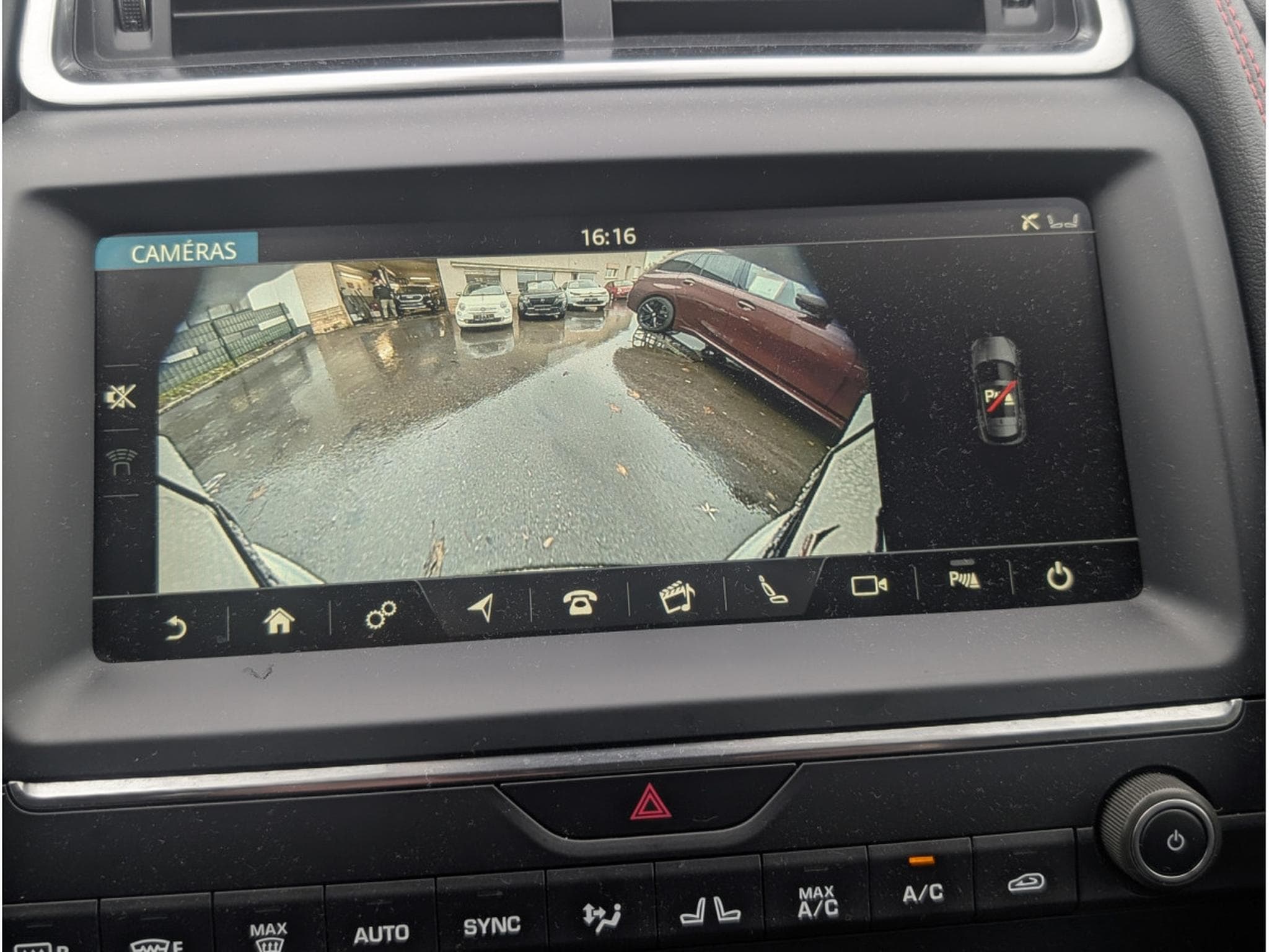 Jaguar E-Pace R-DINAMIC  BOITE AUTO 2.0D * GARANTIE 24 MOIS SOUS CONDITION (2021) - Photo 14