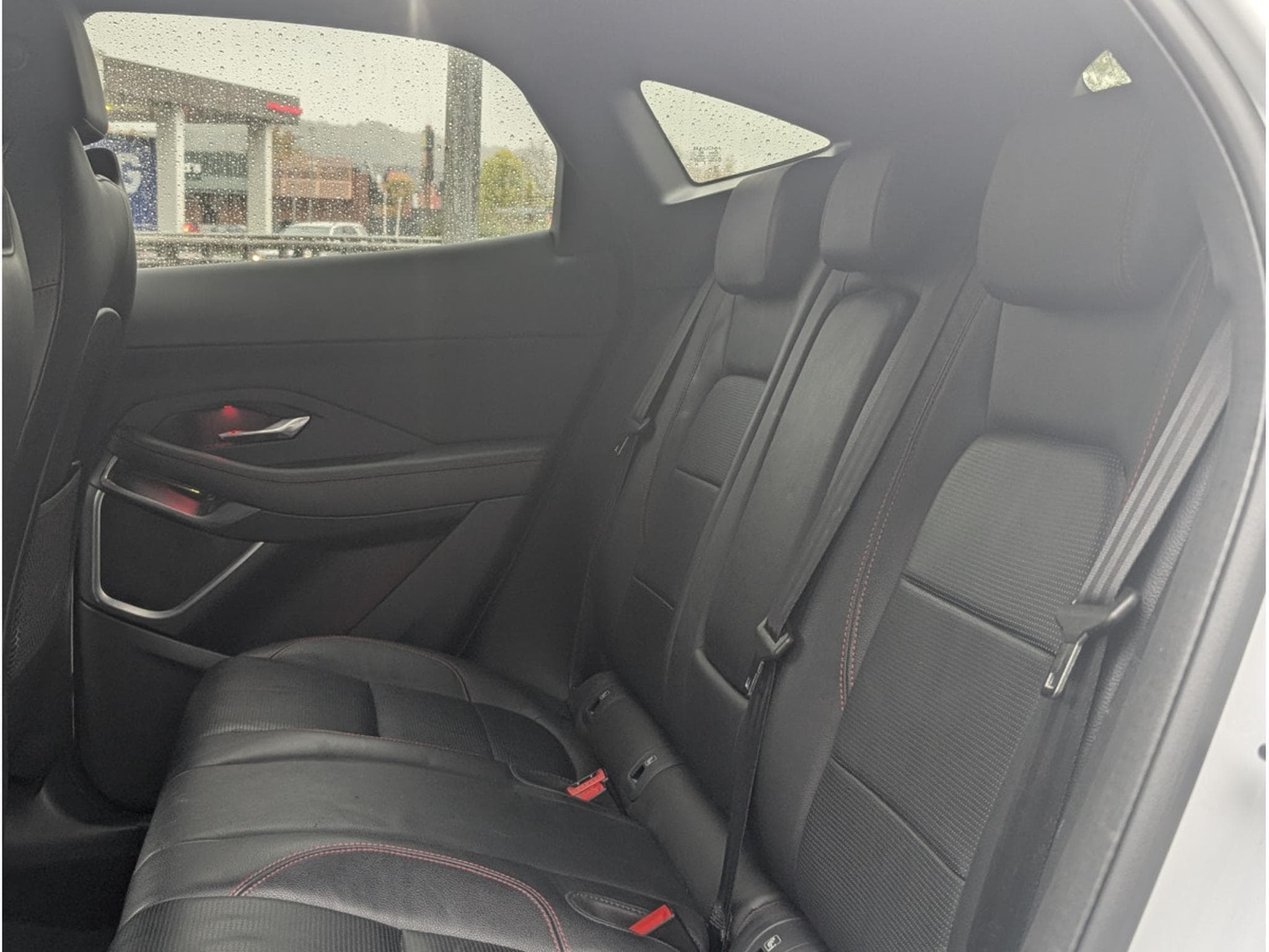 Jaguar E-Pace R-DINAMIC  BOITE AUTO 2.0D * GARANTIE 24 MOIS SOUS CONDITION (2021) - Photo 20