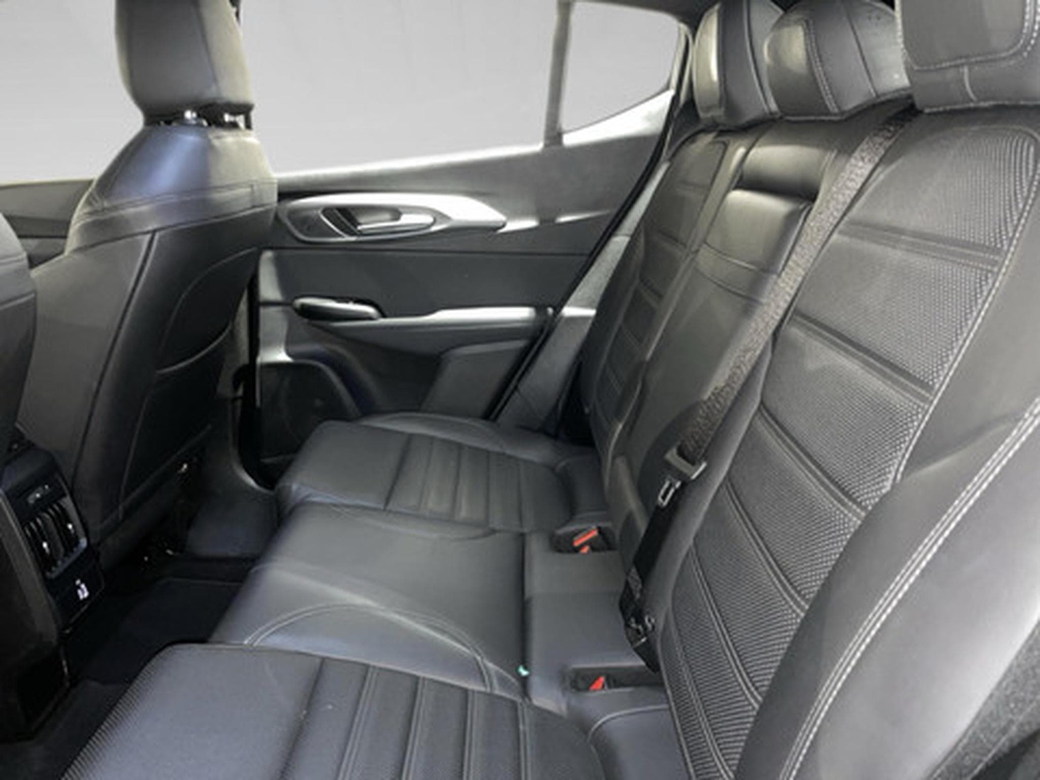 Alfa-Romeo Tonale 1.5 VGT Hybrid 118kW (2023) - Foto 11